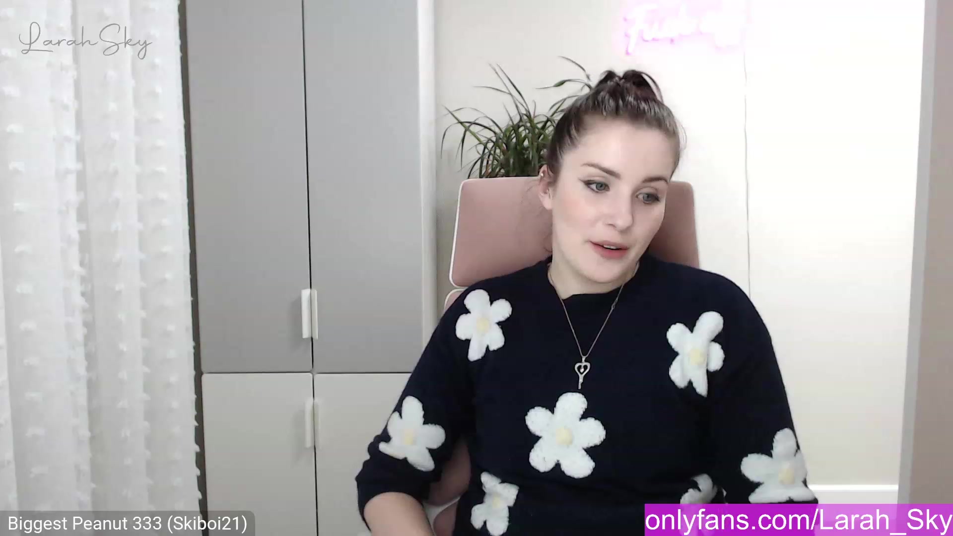 Gallery image thumbnail from Larah_Sky's myfreecams stream on, 12/23/2022, 20:40 image 8 of 20