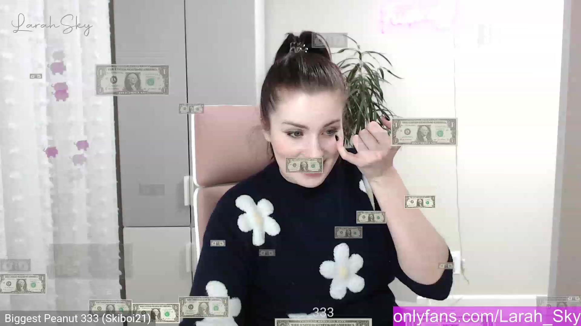 Gallery image thumbnail from Larah_Sky's myfreecams stream on, 12/23/2022, 20:40 image 2 of 20