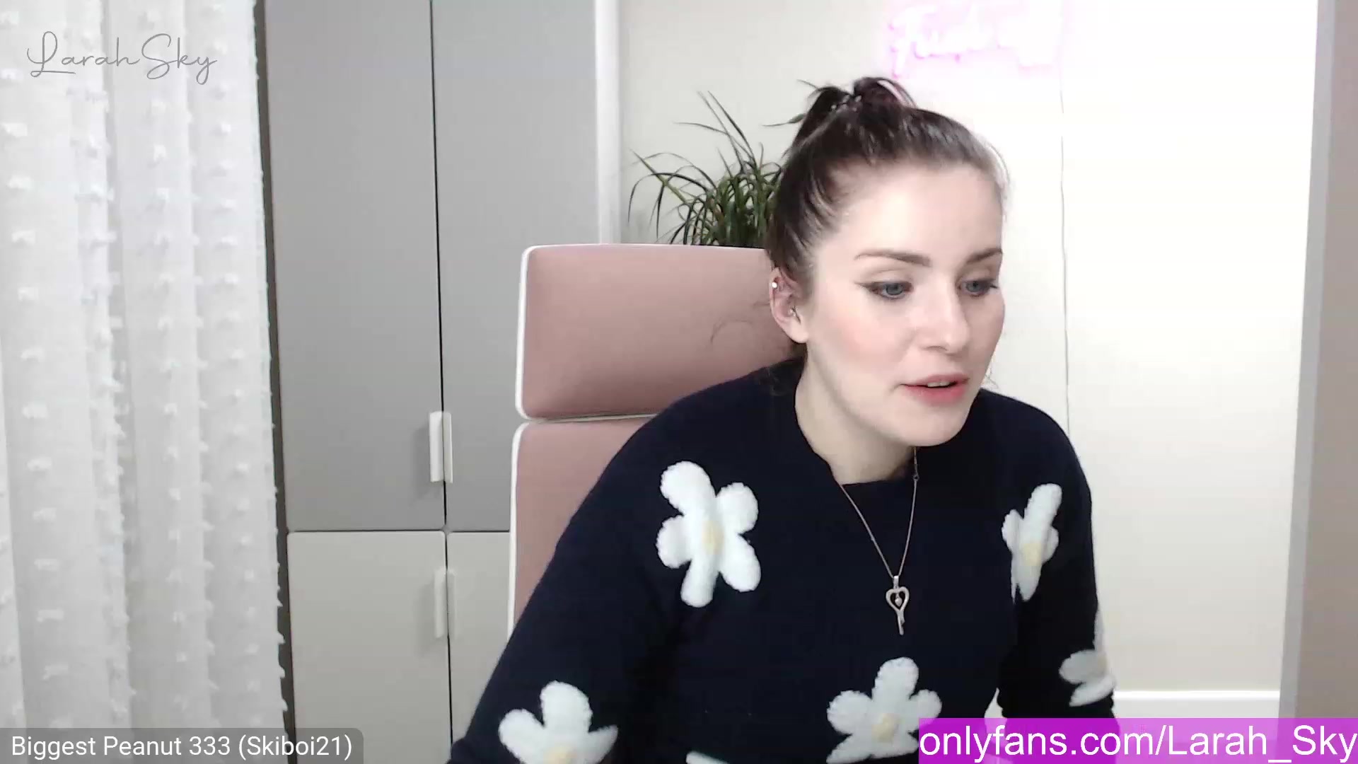 Gallery image thumbnail from Larah_Sky's myfreecams stream on, 12/23/2022, 20:40 image 18 of 20