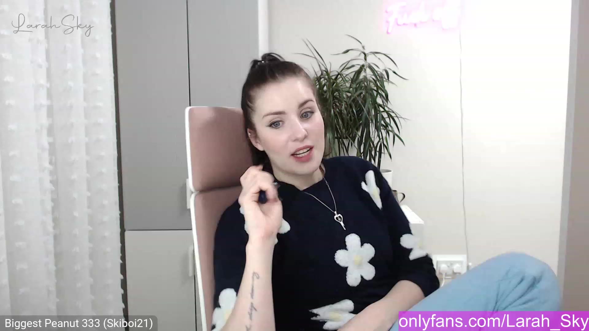Gallery image thumbnail from Larah_Sky's myfreecams stream on, 12/23/2022, 20:40 image 12 of 20