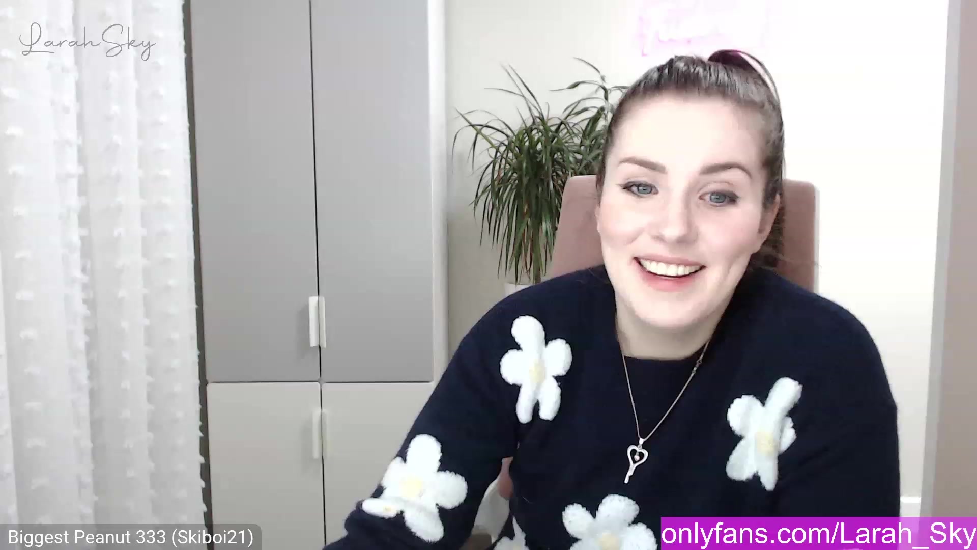 Gallery image thumbnail from Larah_Sky's myfreecams stream on, 12/23/2022, 20:40 image 16 of 20