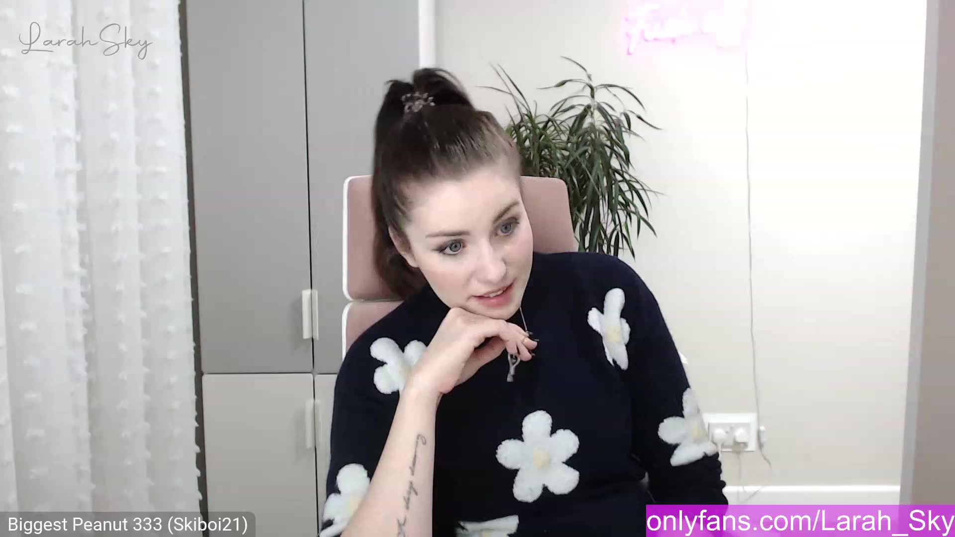 Gallery image thumbnail from Larah_Sky's myfreecams stream on, 12/23/2022, 20:40 image 7 of 20