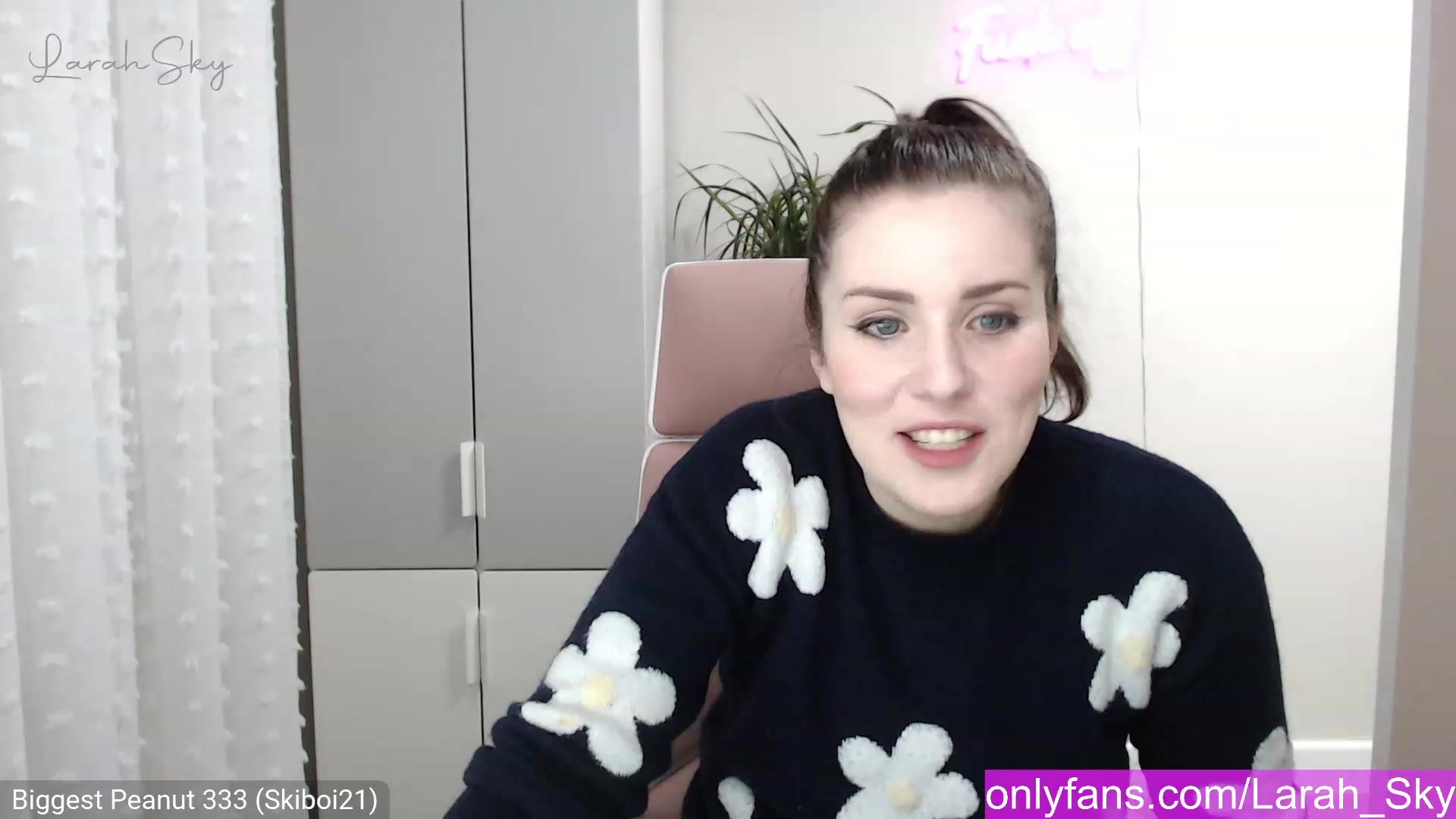 Gallery image thumbnail from Larah_Sky's myfreecams stream on, 12/23/2022, 20:40 image 4 of 20