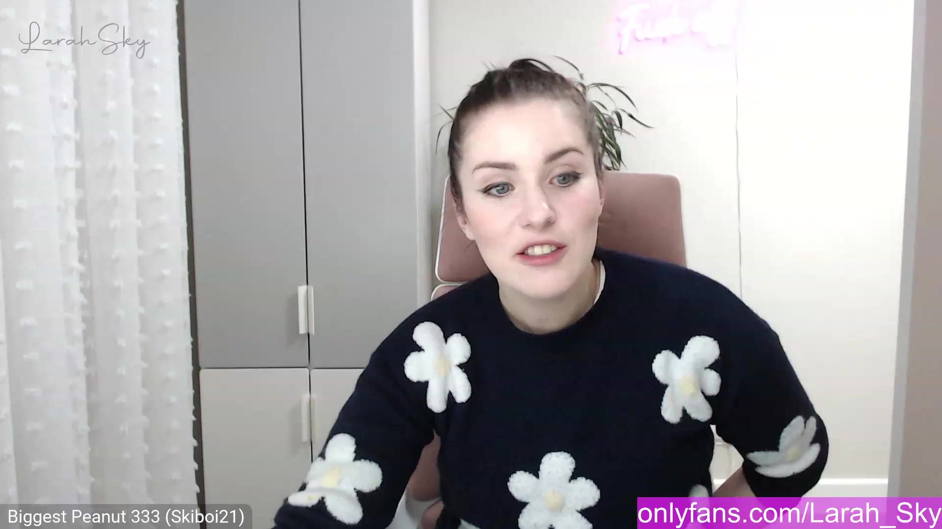 Gallery image thumbnail from Larah_Sky's myfreecams stream on, 12/23/2022, 20:40 image 5 of 20