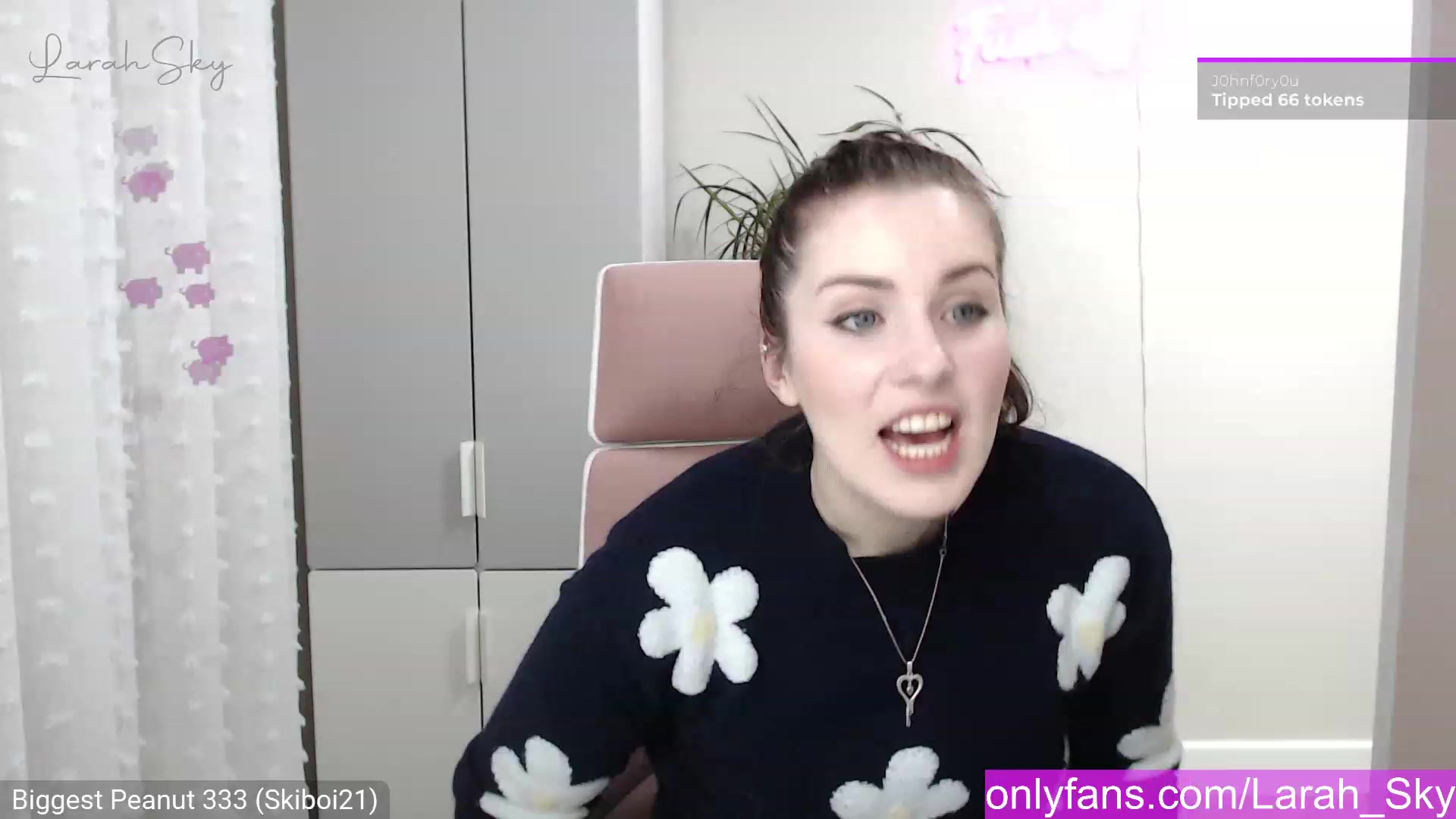 Gallery image thumbnail from Larah_Sky's myfreecams stream on, 12/23/2022, 20:40 image 17 of 20