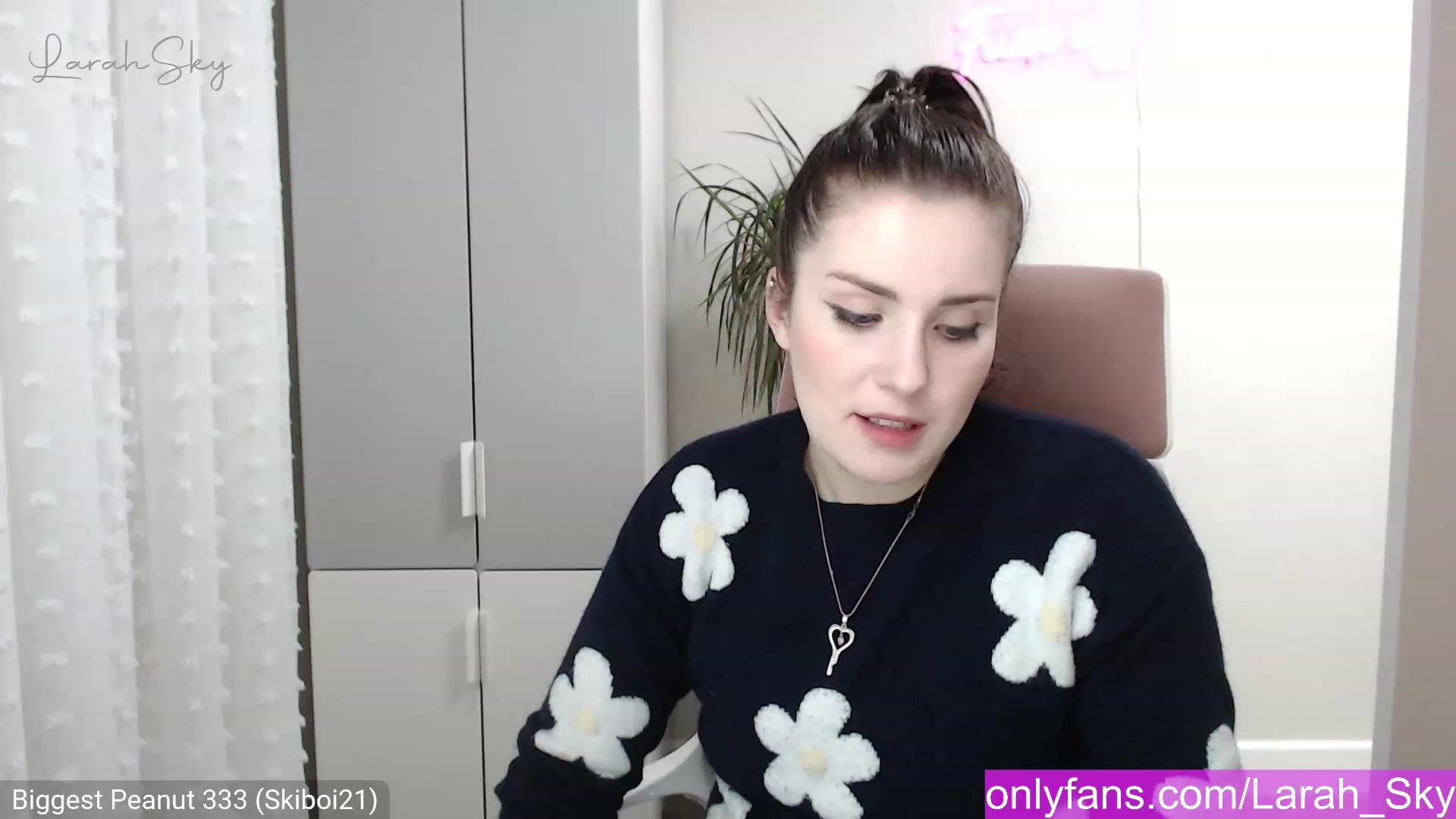 Gallery image thumbnail from Larah_Sky's myfreecams stream on, 12/23/2022, 20:40 image 11 of 20