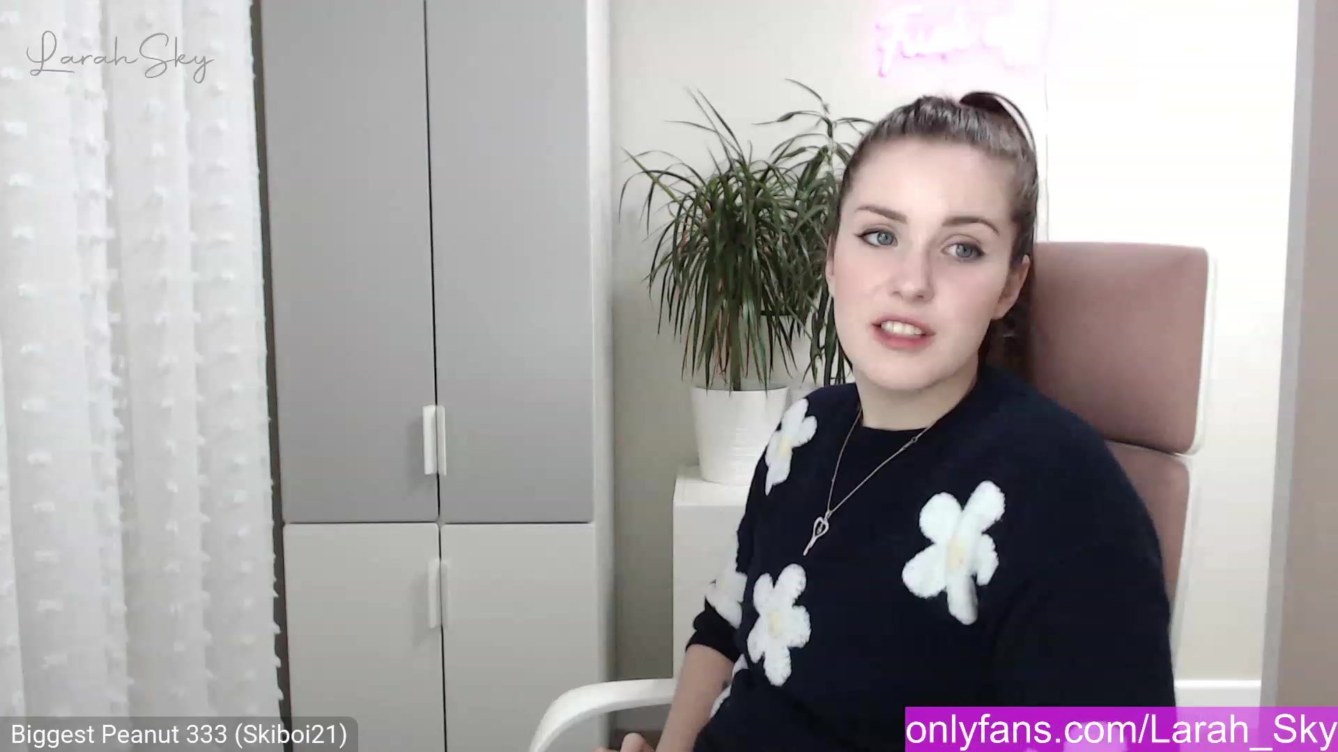 Gallery image thumbnail from Larah_Sky's myfreecams stream on, 12/23/2022, 20:40 image 9 of 20