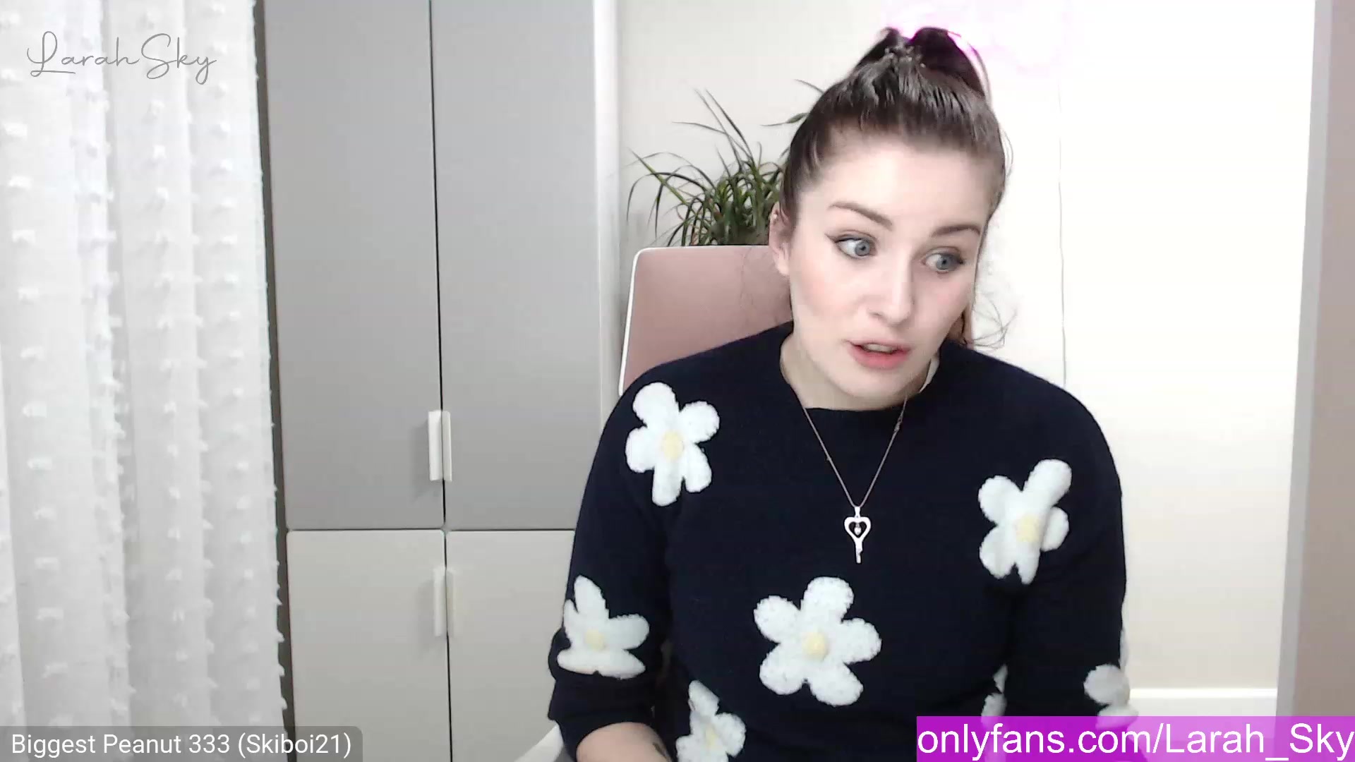 Gallery image thumbnail from Larah_Sky's myfreecams stream on, 12/23/2022, 20:40 image 13 of 20
