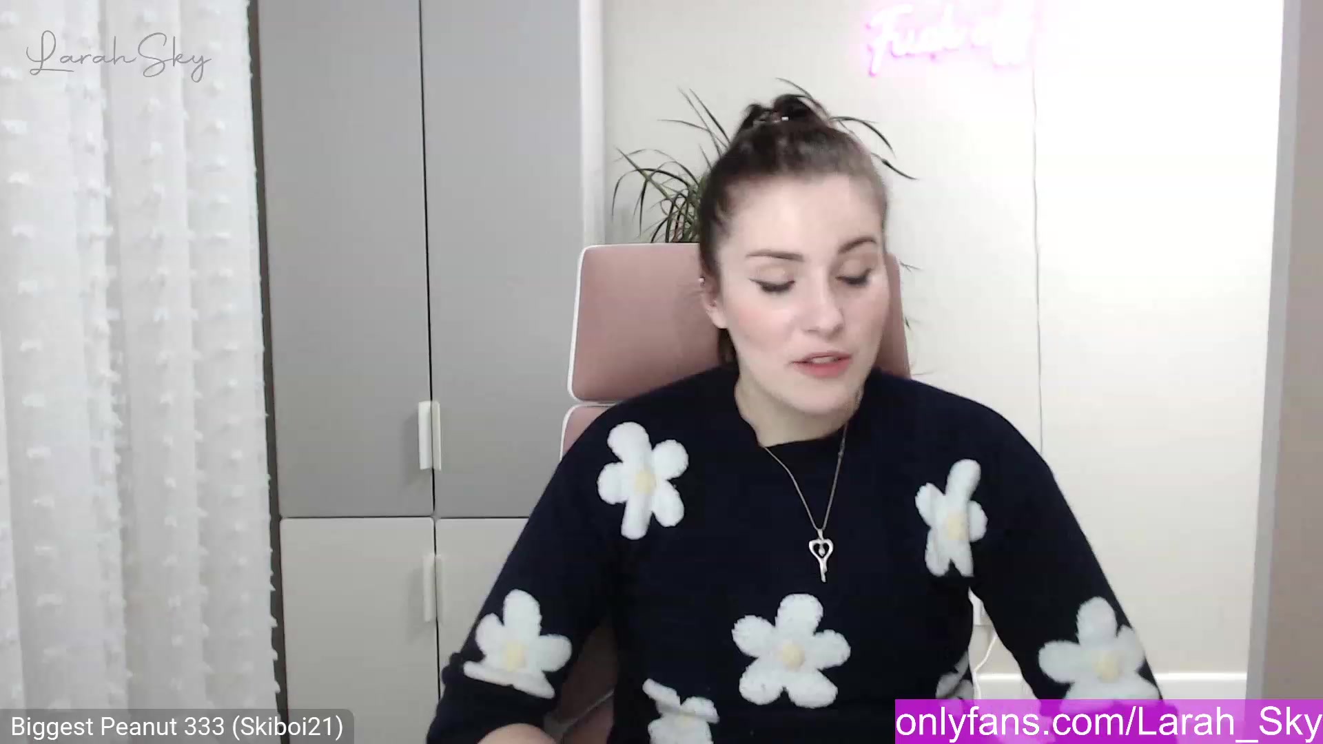 Gallery image thumbnail from Larah_Sky's myfreecams stream on, 12/23/2022, 20:40 image 15 of 20