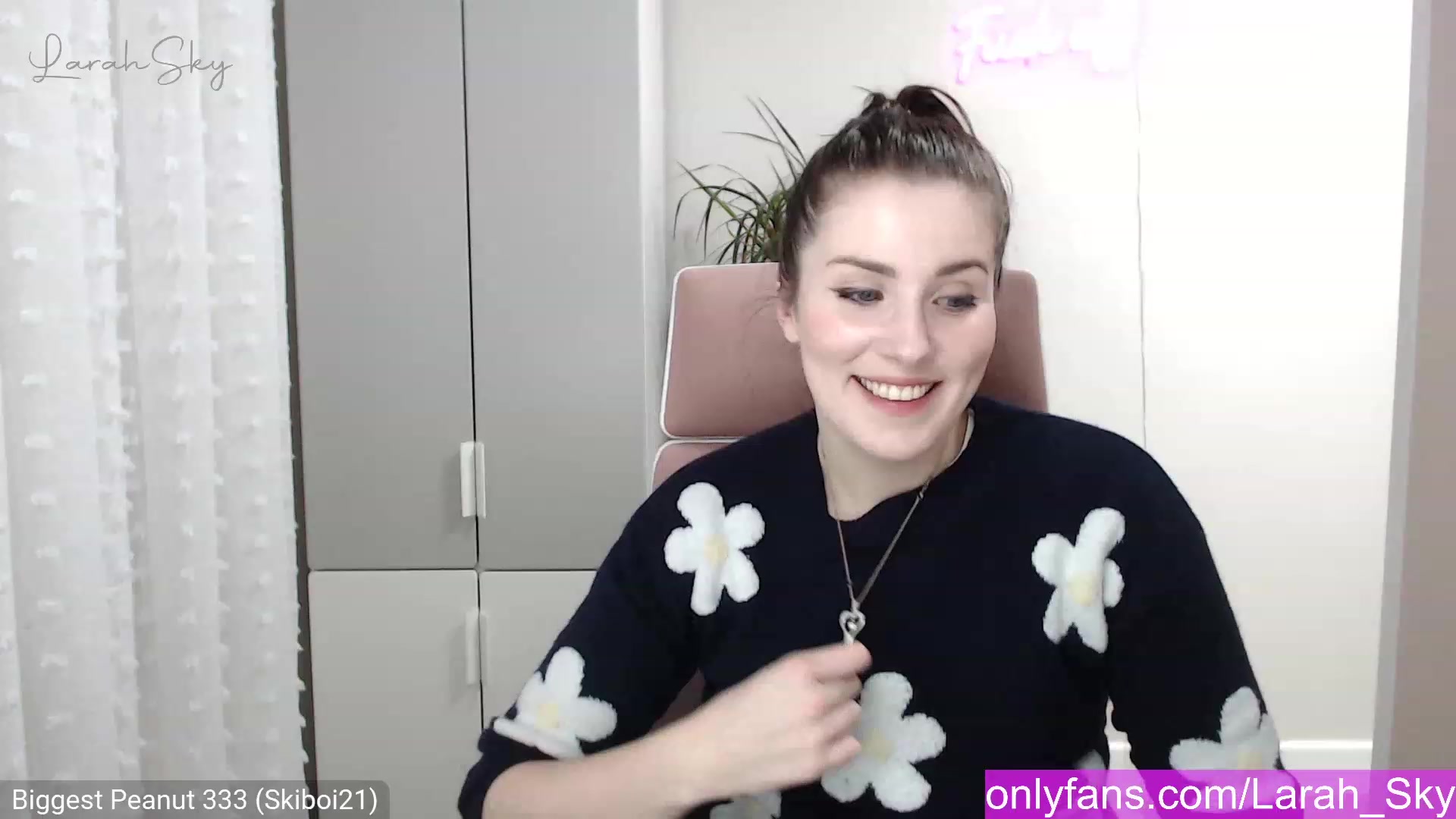 Gallery image thumbnail from Larah_Sky's myfreecams stream on, 12/23/2022, 20:40 image 6 of 20