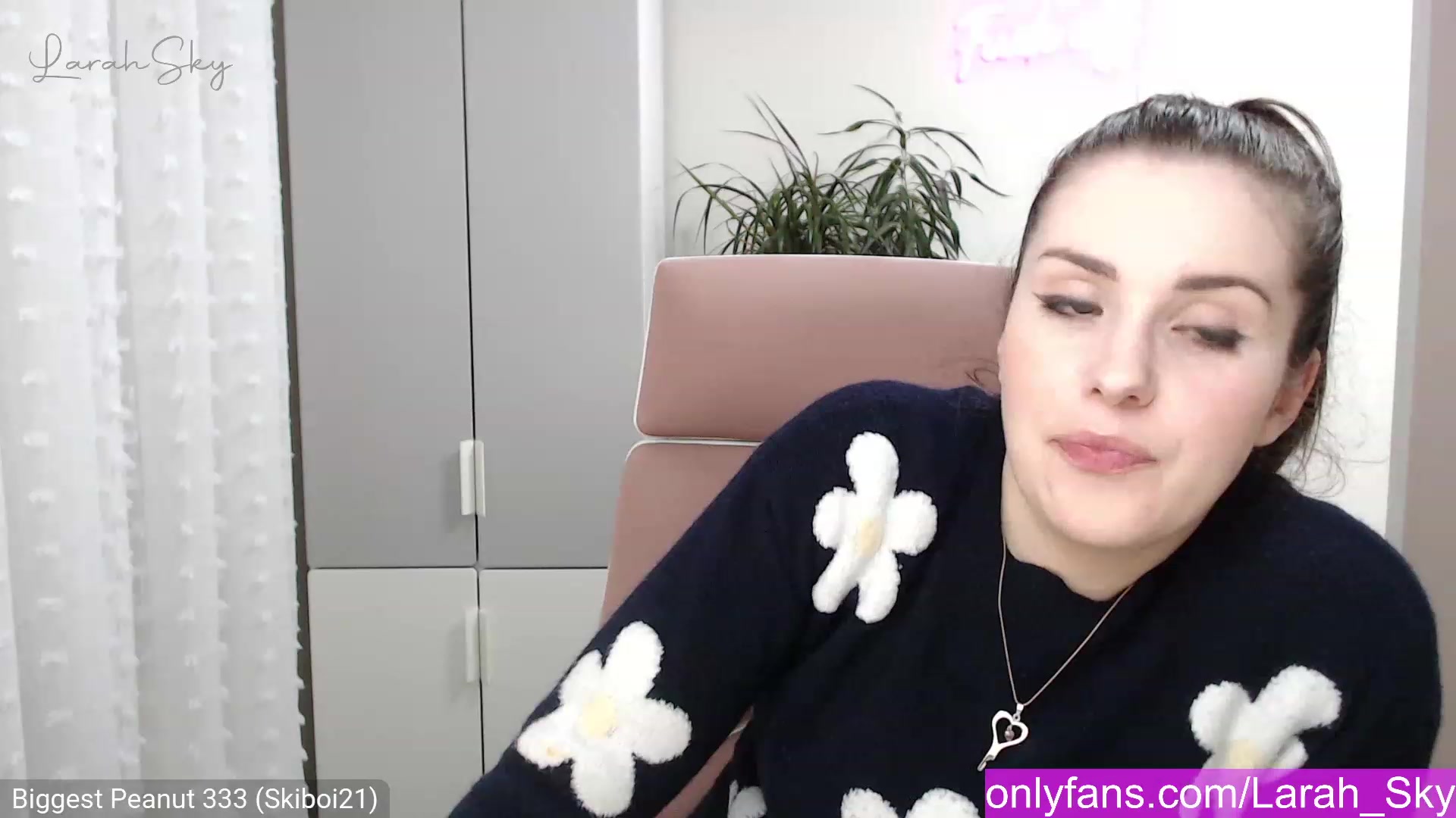 Gallery image thumbnail from Larah_Sky's myfreecams stream on, 12/23/2022, 21:49 image 19 of 20