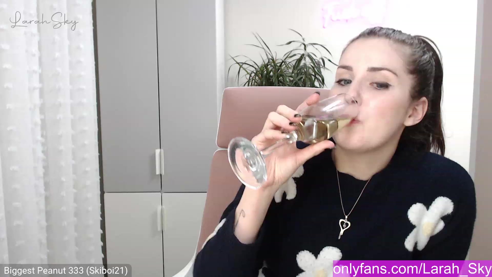 Gallery image thumbnail from Larah_Sky's myfreecams stream on, 12/23/2022, 21:49 image 18 of 20