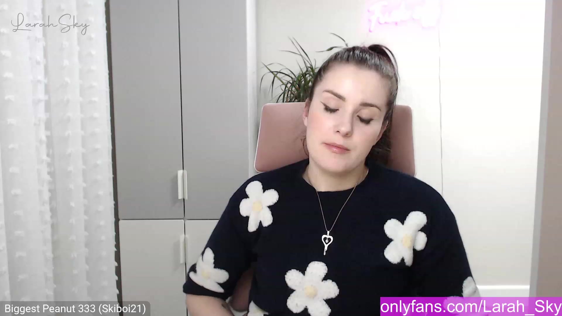 Gallery image thumbnail from Larah_Sky's myfreecams stream on, 12/23/2022, 21:49 image 9 of 20