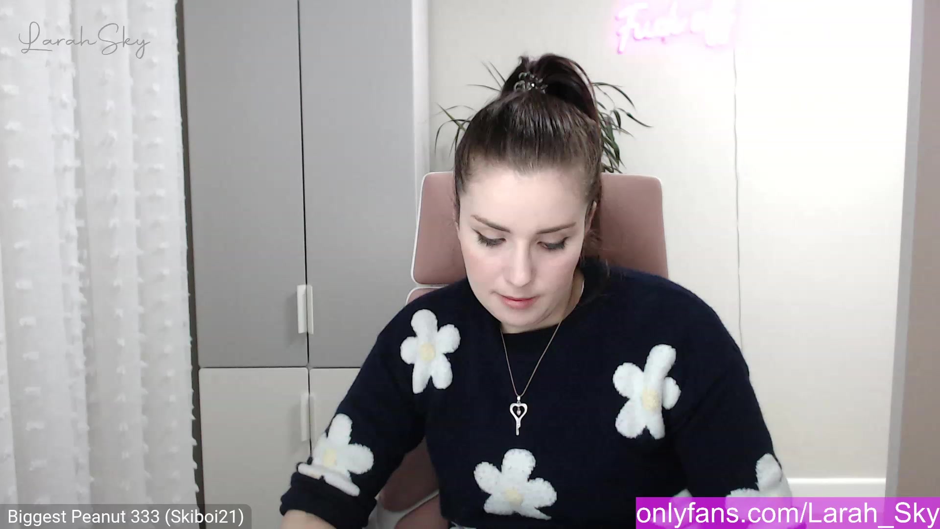 Gallery image thumbnail from Larah_Sky's myfreecams stream on, 12/23/2022, 21:49 image 4 of 20