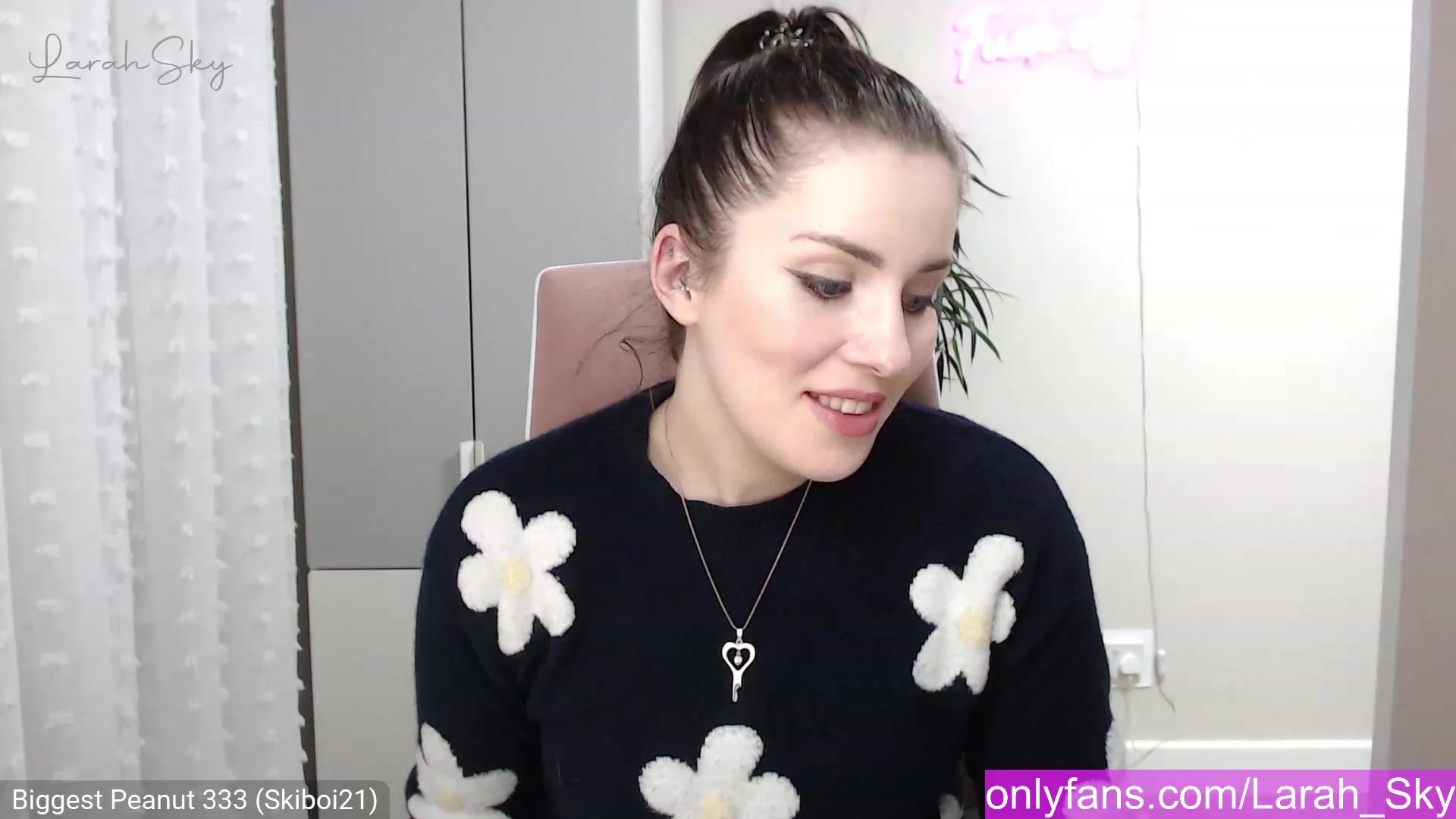 Gallery image thumbnail from Larah_Sky's myfreecams stream on, 12/23/2022, 21:49 image 11 of 20