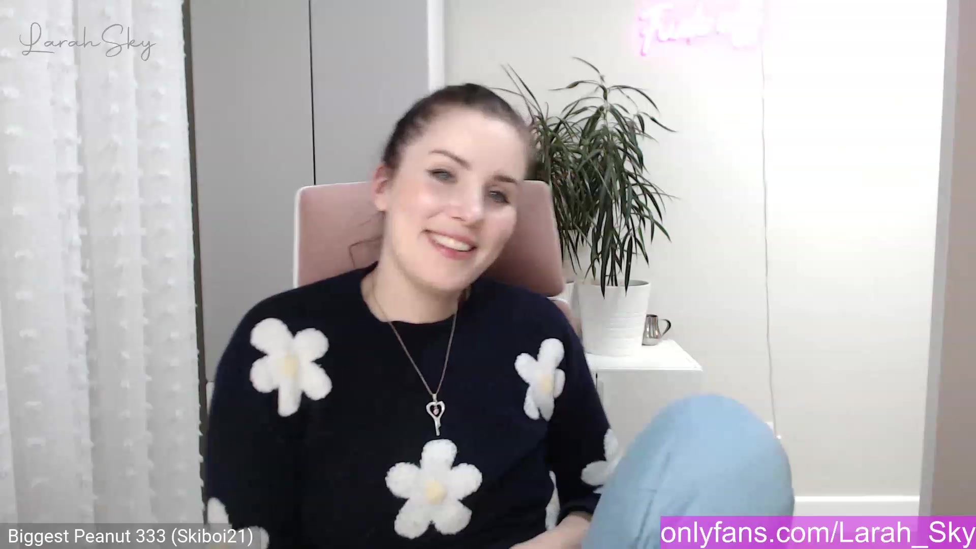 Gallery image thumbnail from Larah_Sky's myfreecams stream on, 12/23/2022, 21:49 image 14 of 20