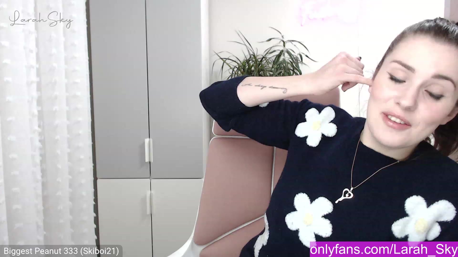 Gallery image thumbnail from Larah_Sky's myfreecams stream on, 12/23/2022, 21:49 image 1 of 20
