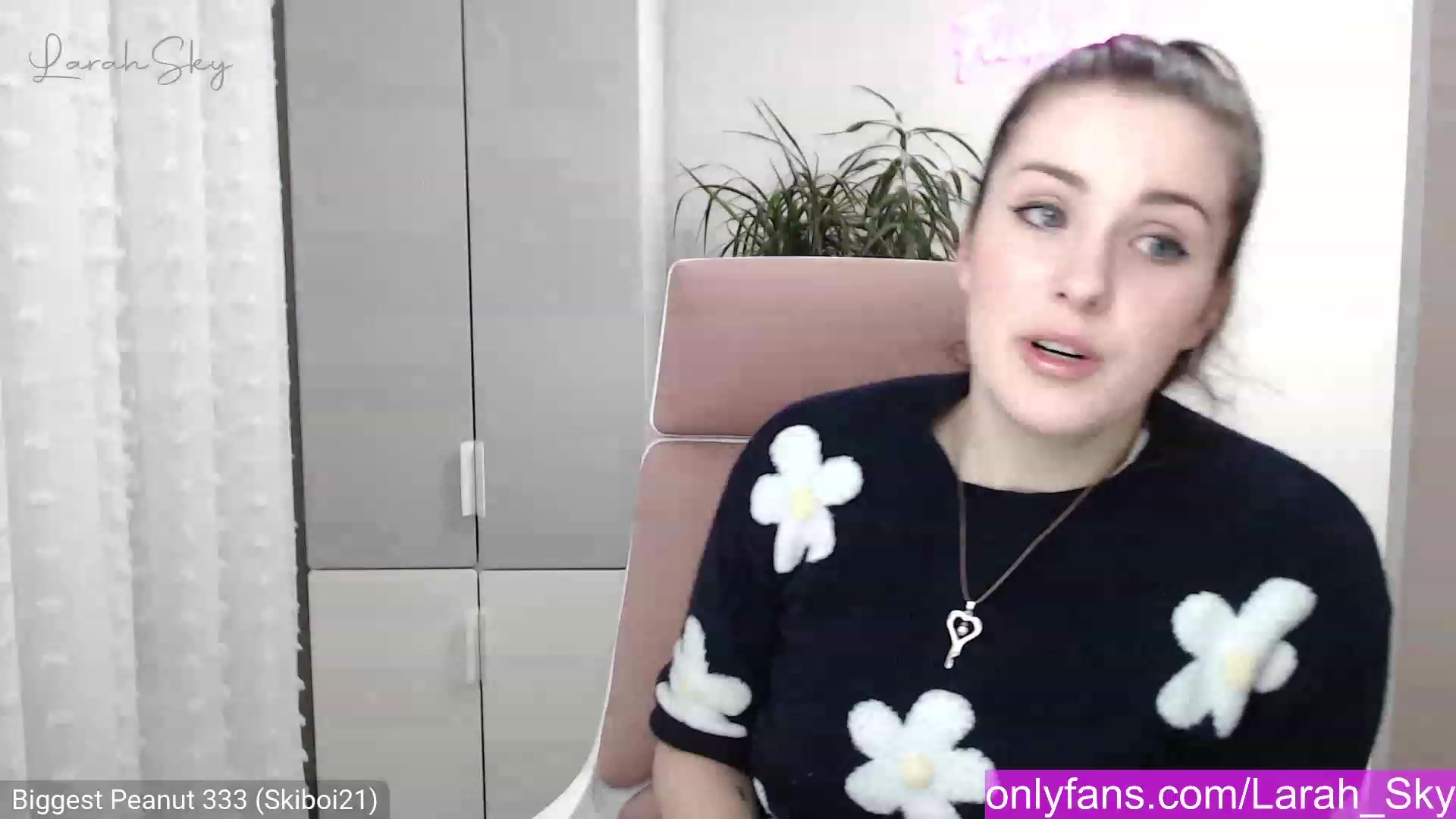 Gallery image thumbnail from Larah_Sky's myfreecams stream on, 12/23/2022, 21:49 image 3 of 20
