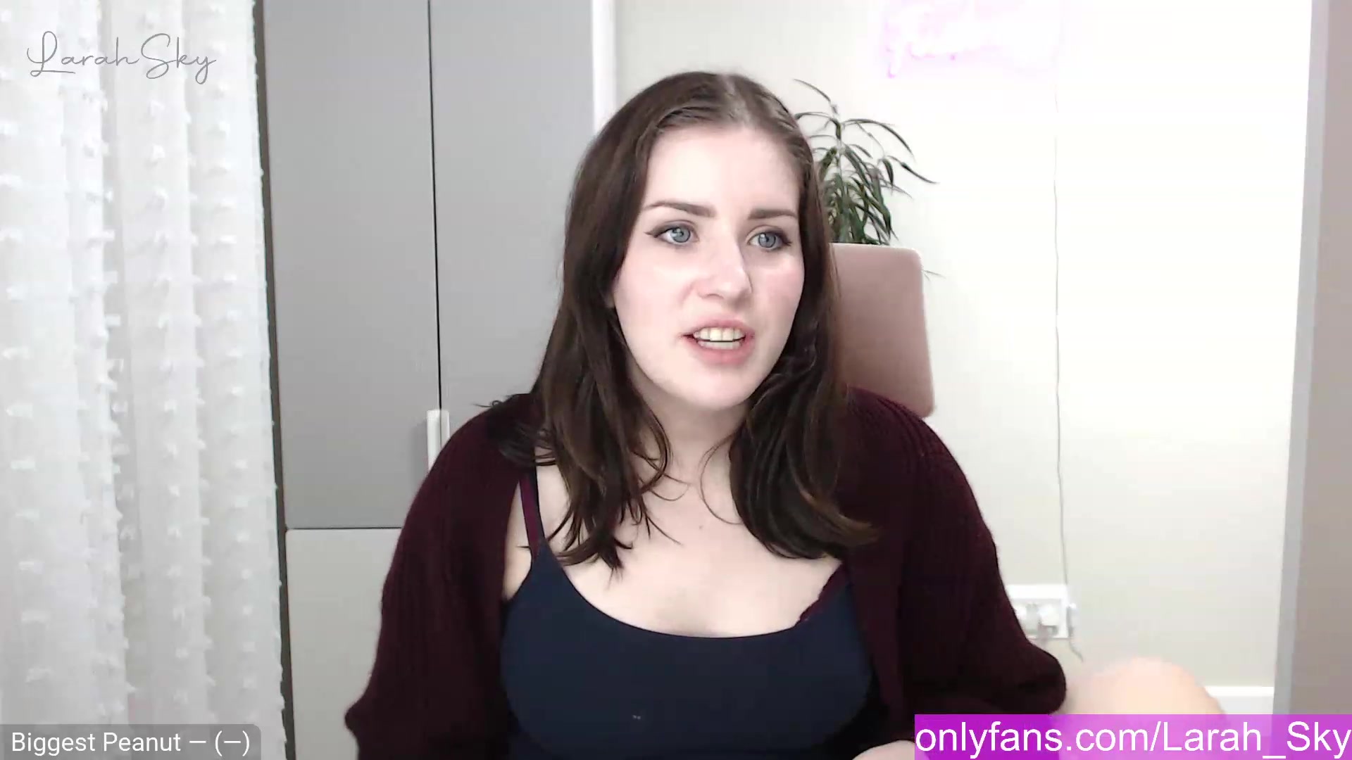 Gallery image thumbnail from Larah_Sky's myfreecams stream on, 12/25/2022, 20:36 image 3 of 20