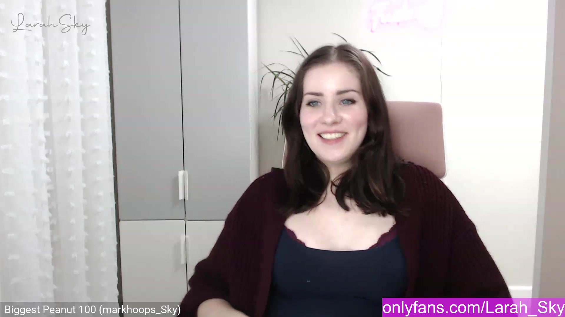 Gallery image thumbnail from Larah_Sky's myfreecams stream on, 12/25/2022, 20:36 image 9 of 20