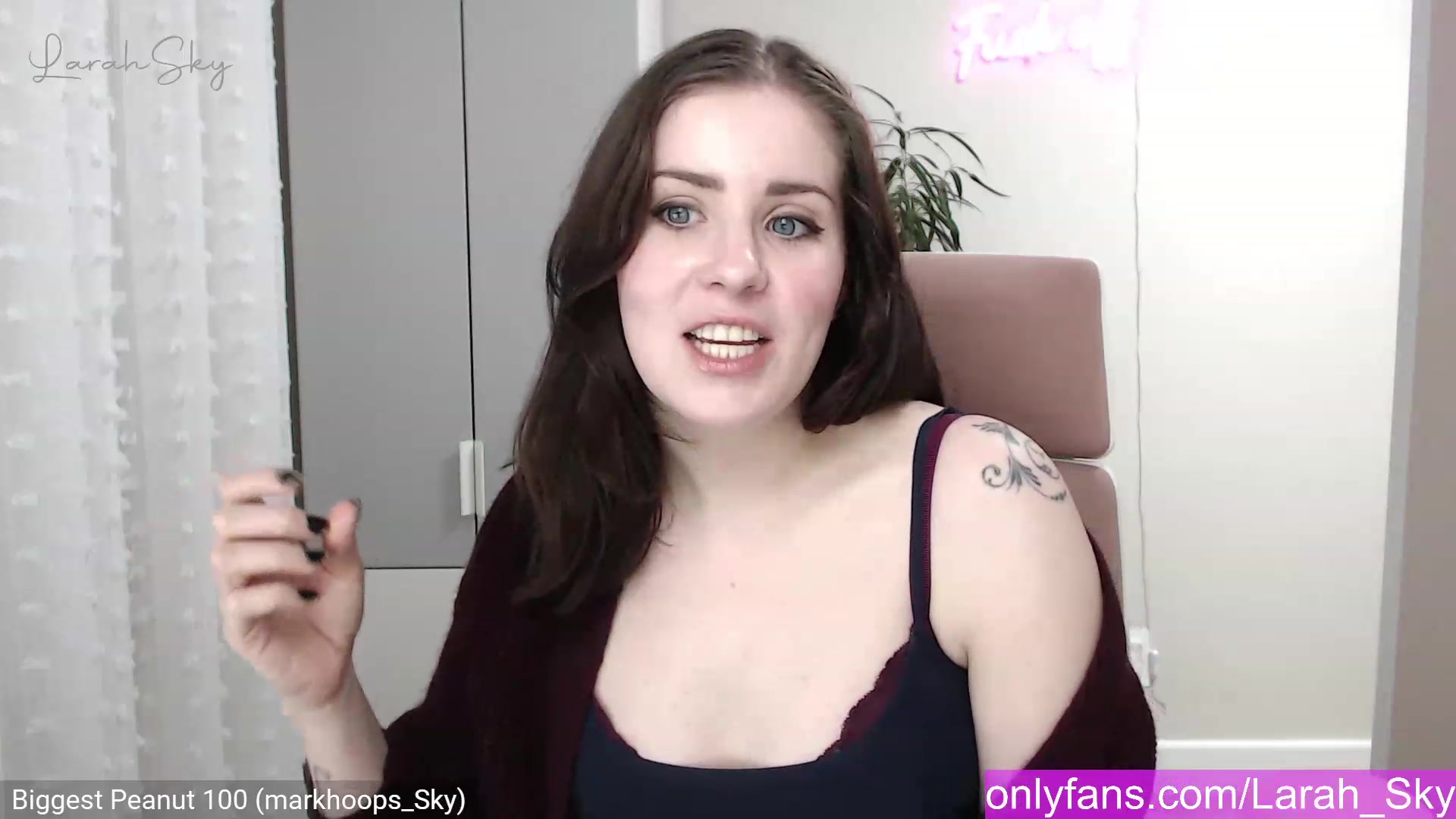 Gallery image thumbnail from Larah_Sky's myfreecams stream on, 12/25/2022, 20:36 image 14 of 20