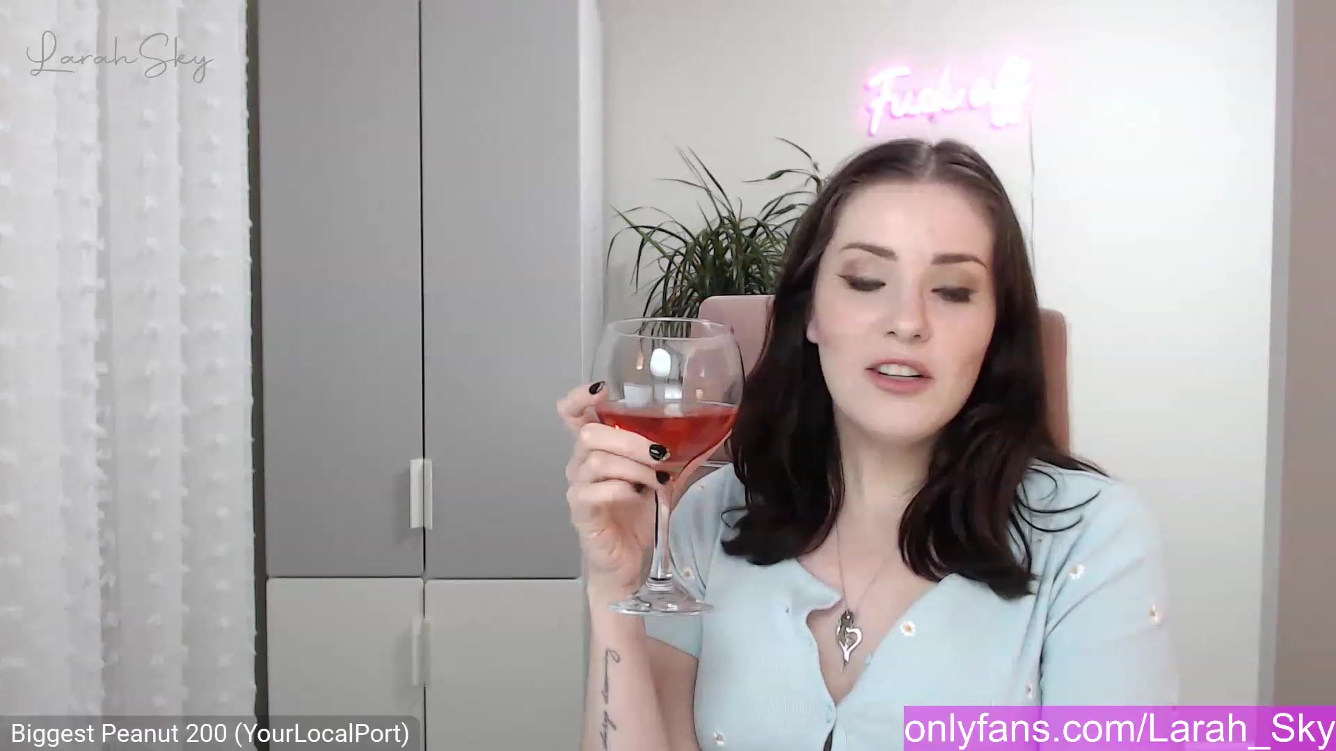 Gallery image thumbnail from Larah_Sky's myfreecams stream on, 12/26/2022, 20:22 image 8 of 20