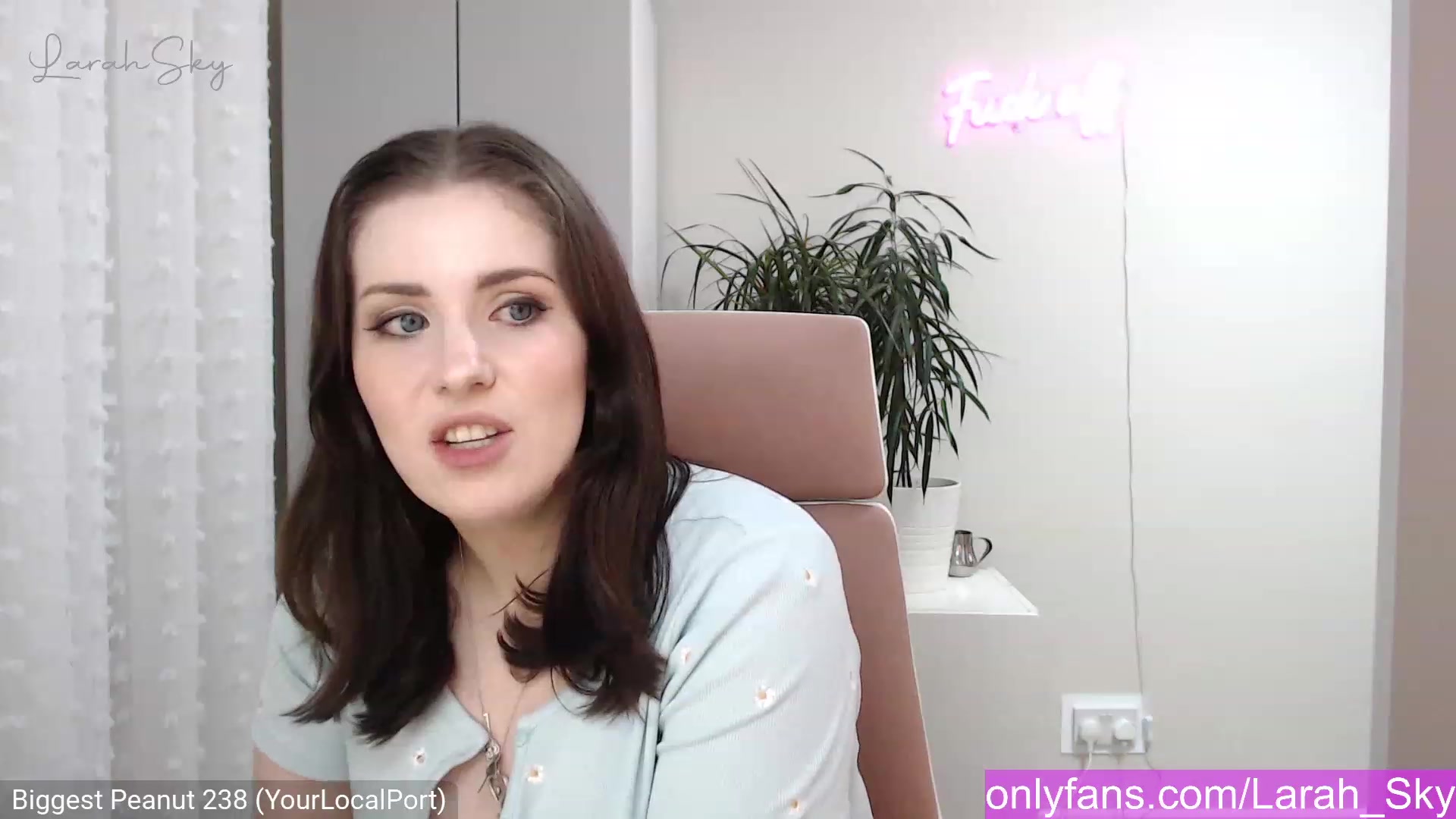 Gallery image thumbnail from Larah_Sky's myfreecams stream on, 12/26/2022, 22:22 image 14 of 20