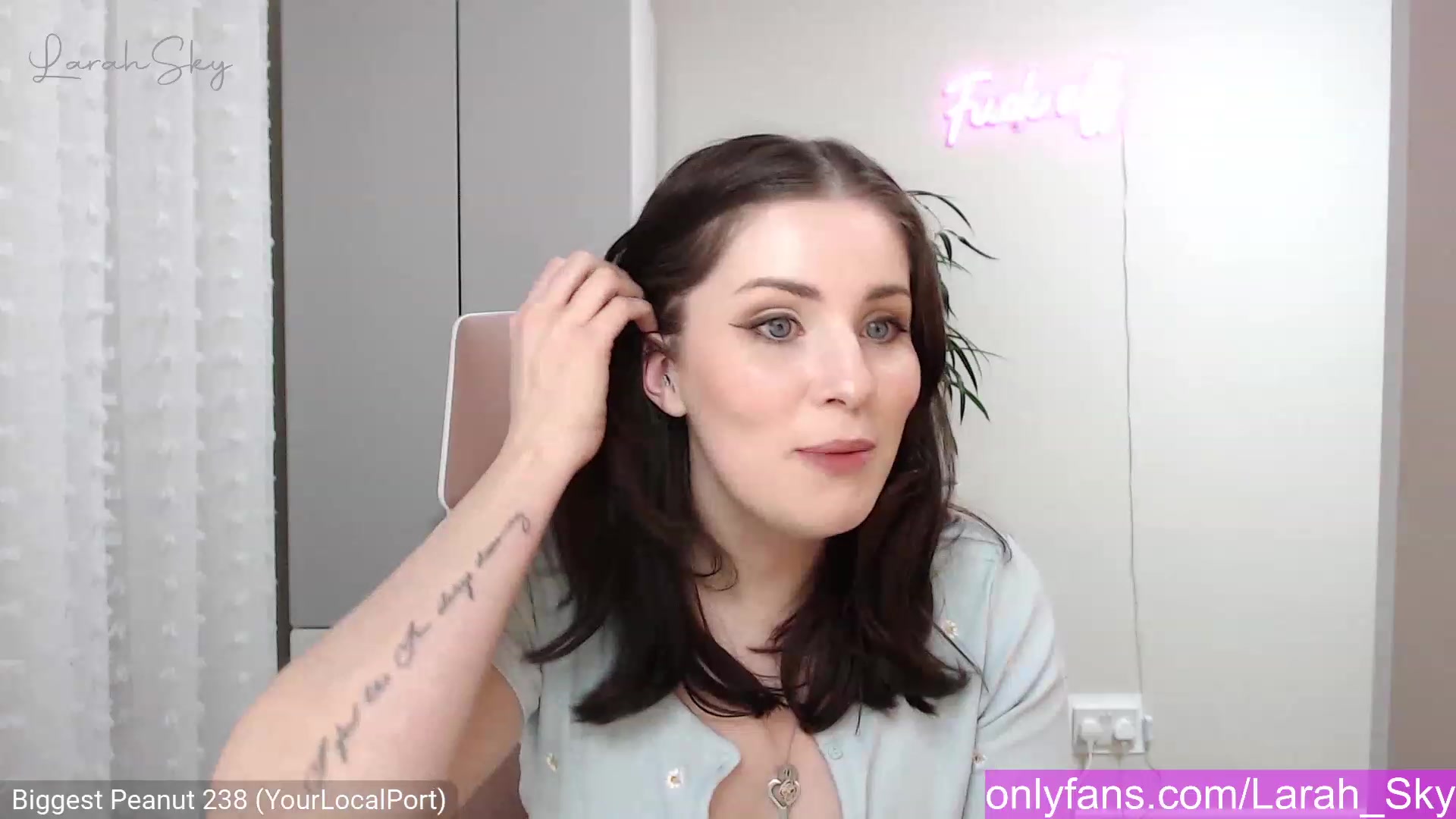 Gallery image thumbnail from Larah_Sky's myfreecams stream on, 12/26/2022, 22:22 image 10 of 20