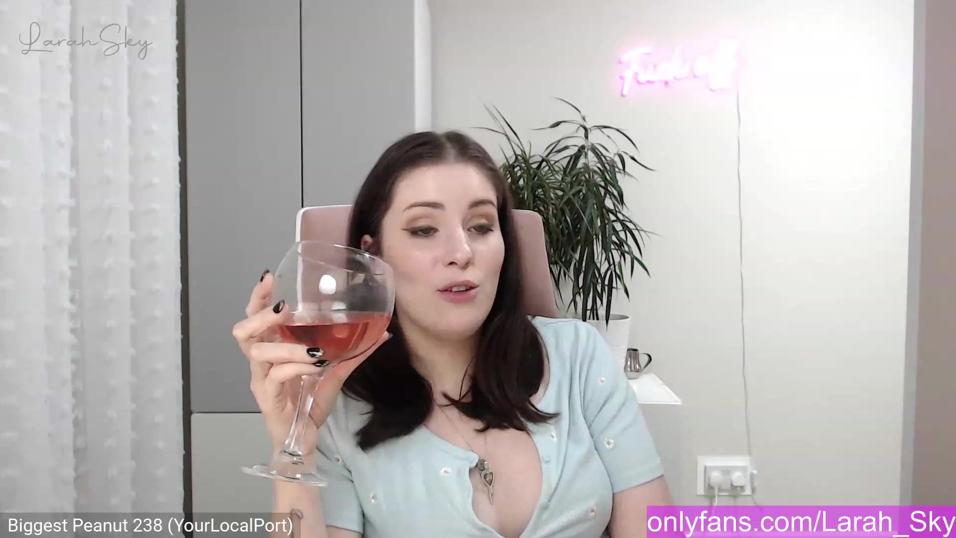 Gallery image thumbnail from Larah_Sky's myfreecams stream on, 12/26/2022, 22:43 image 12 of 20