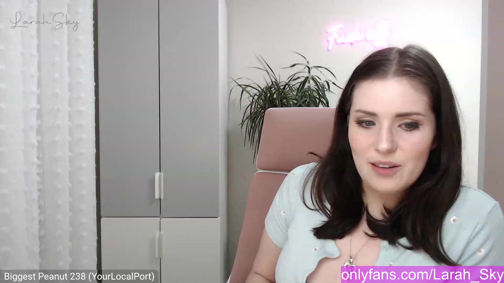 Gallery image thumbnail from Larah_Sky's myfreecams stream on, 12/26/2022, 22:43 image 14 of 20