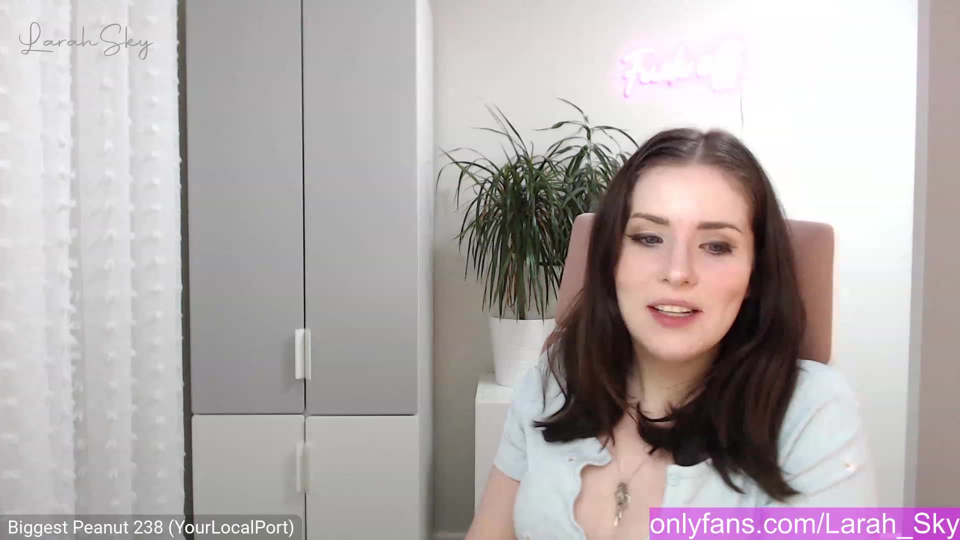 Gallery image thumbnail from Larah_Sky's myfreecams stream on, 12/26/2022, 22:43 image 1 of 20