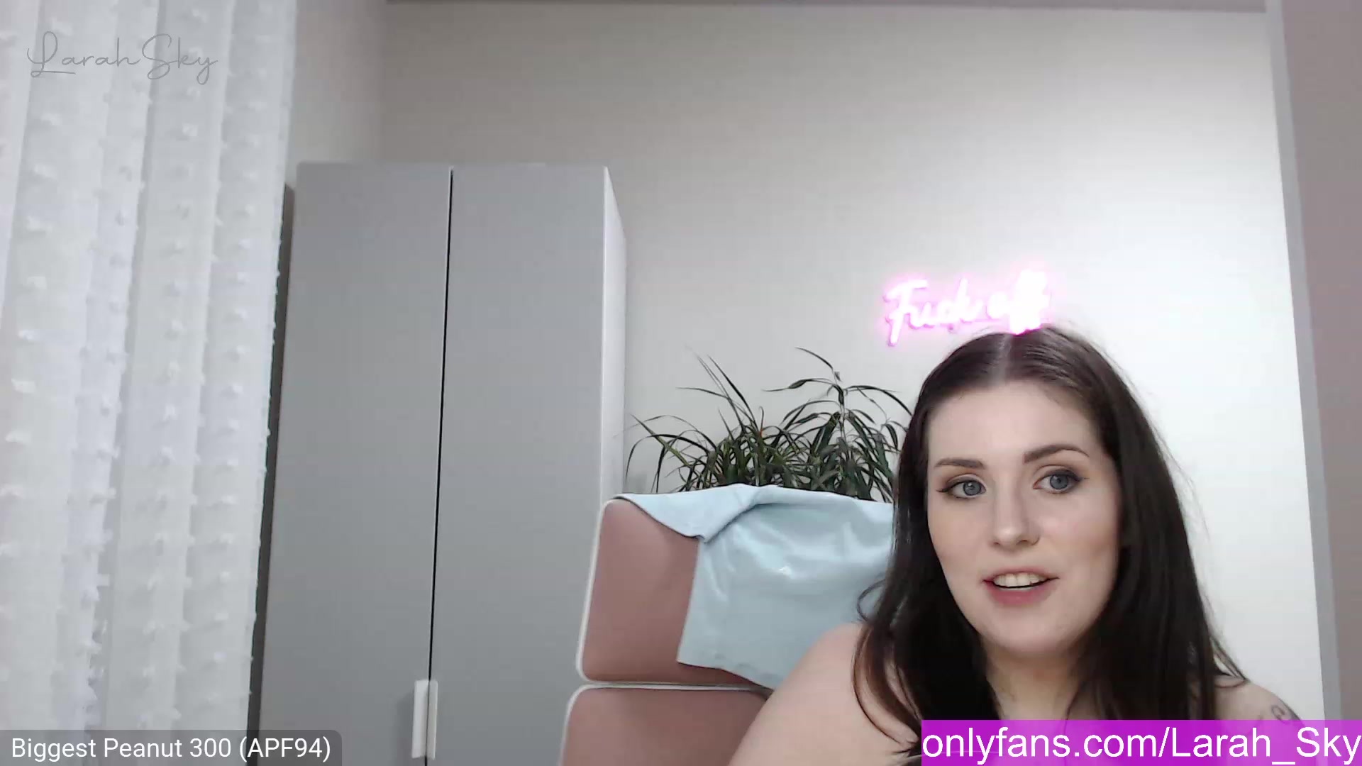 Gallery image thumbnail from Larah_Sky's myfreecams stream on, 12/26/2022, 23:10 image 12 of 20