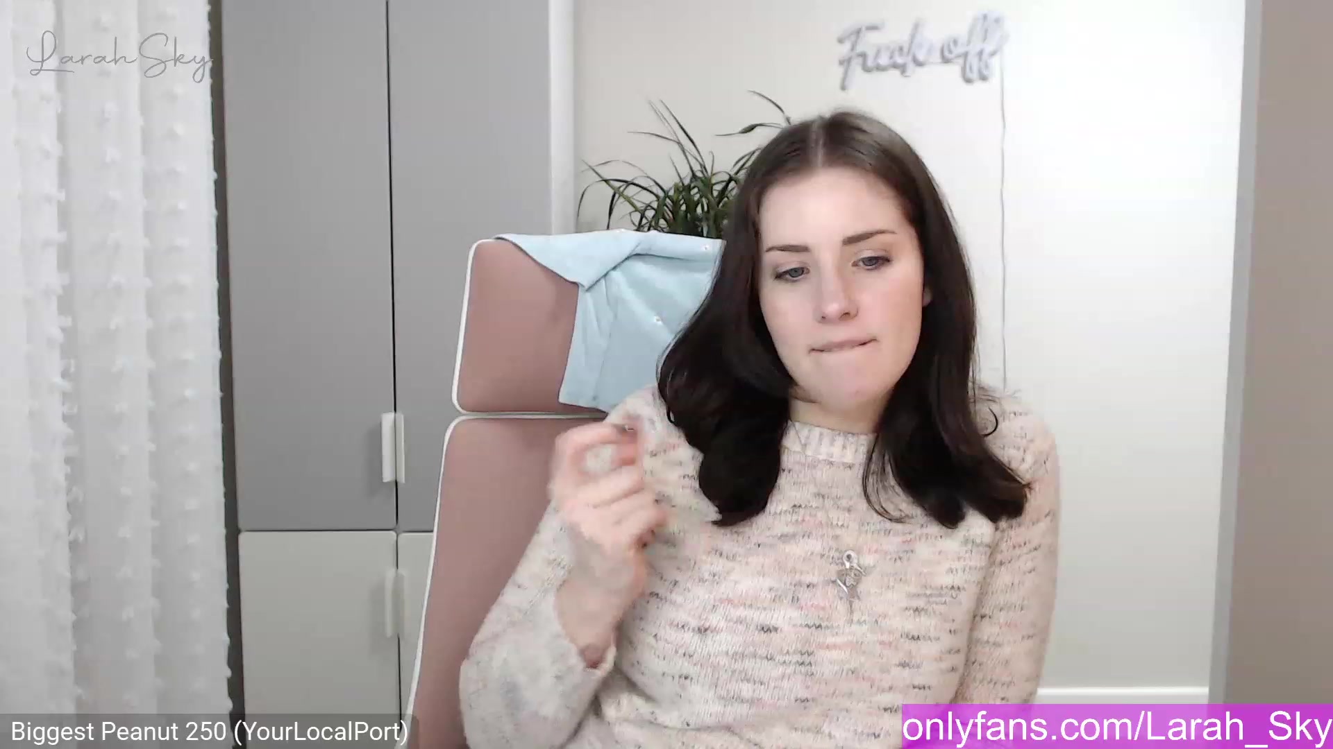 Gallery image thumbnail from Larah_Sky's myfreecams stream on, 12/28/2022, 18:55 image 5 of 20