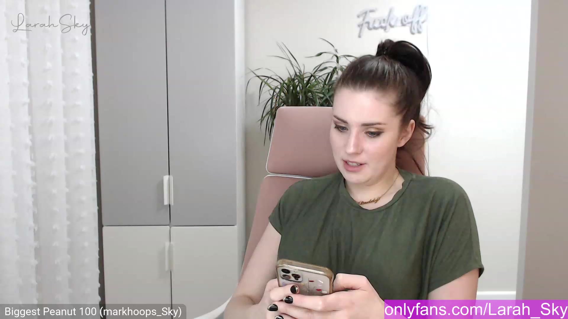 Gallery image thumbnail from Larah_Sky's myfreecams stream on, 12/30/2022, 22:30 image 2 of 20