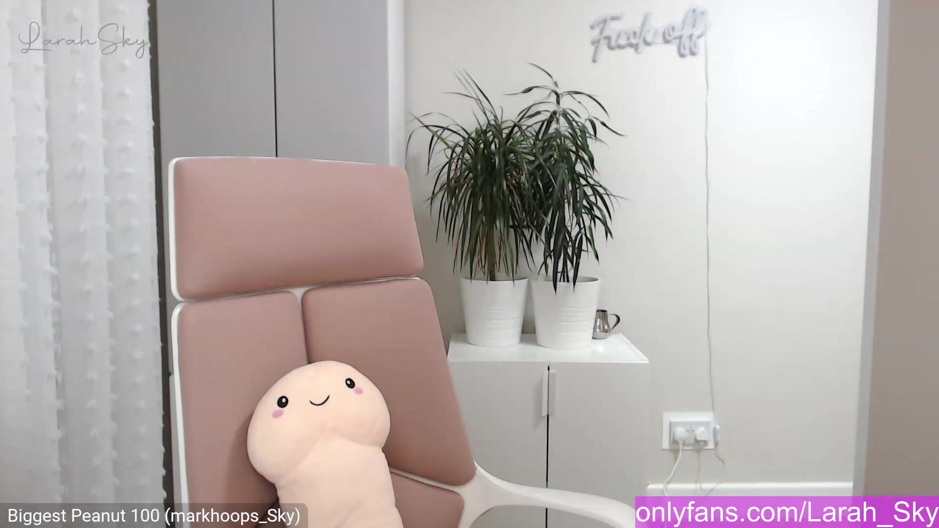 Gallery image thumbnail from Larah_Sky's myfreecams stream on, 12/30/2022, 22:30 image 5 of 20