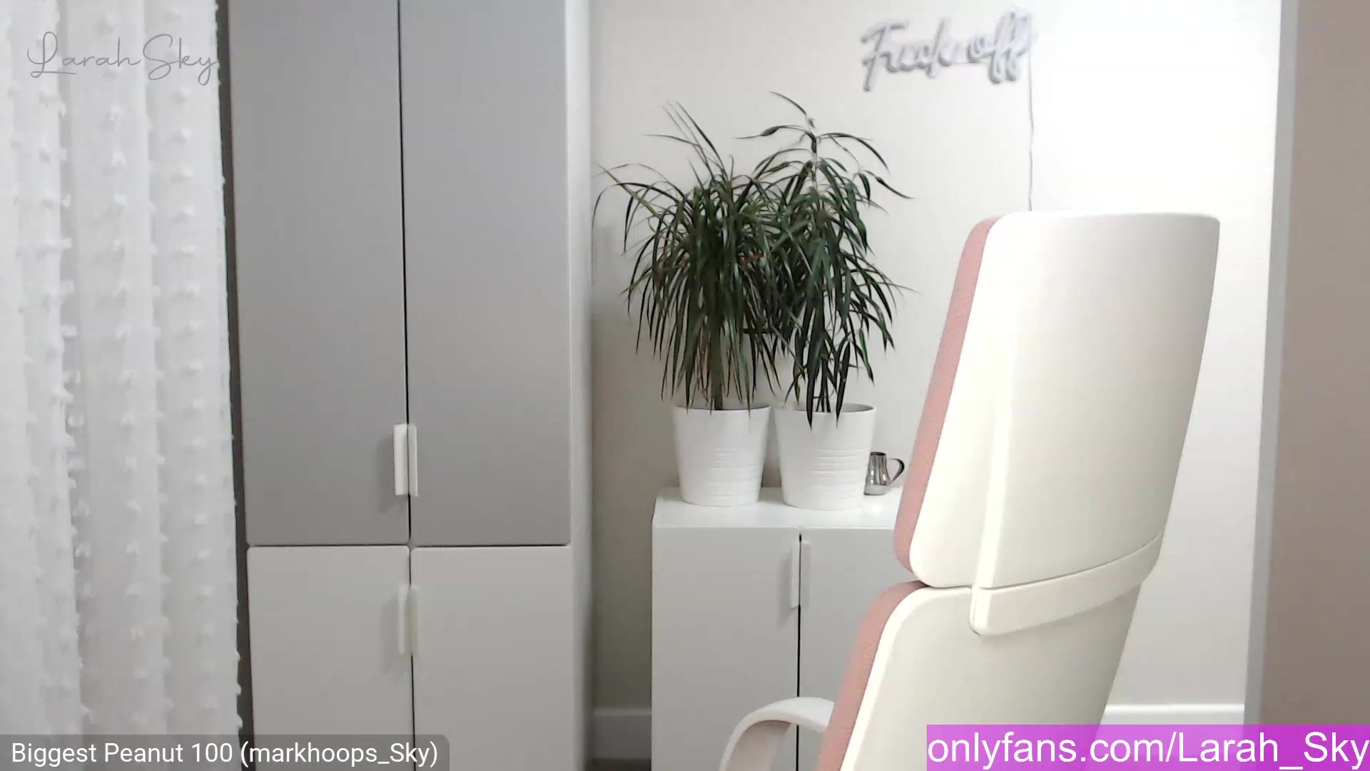 Gallery image thumbnail from Larah_Sky's myfreecams stream on, 12/30/2022, 22:30 image 16 of 20