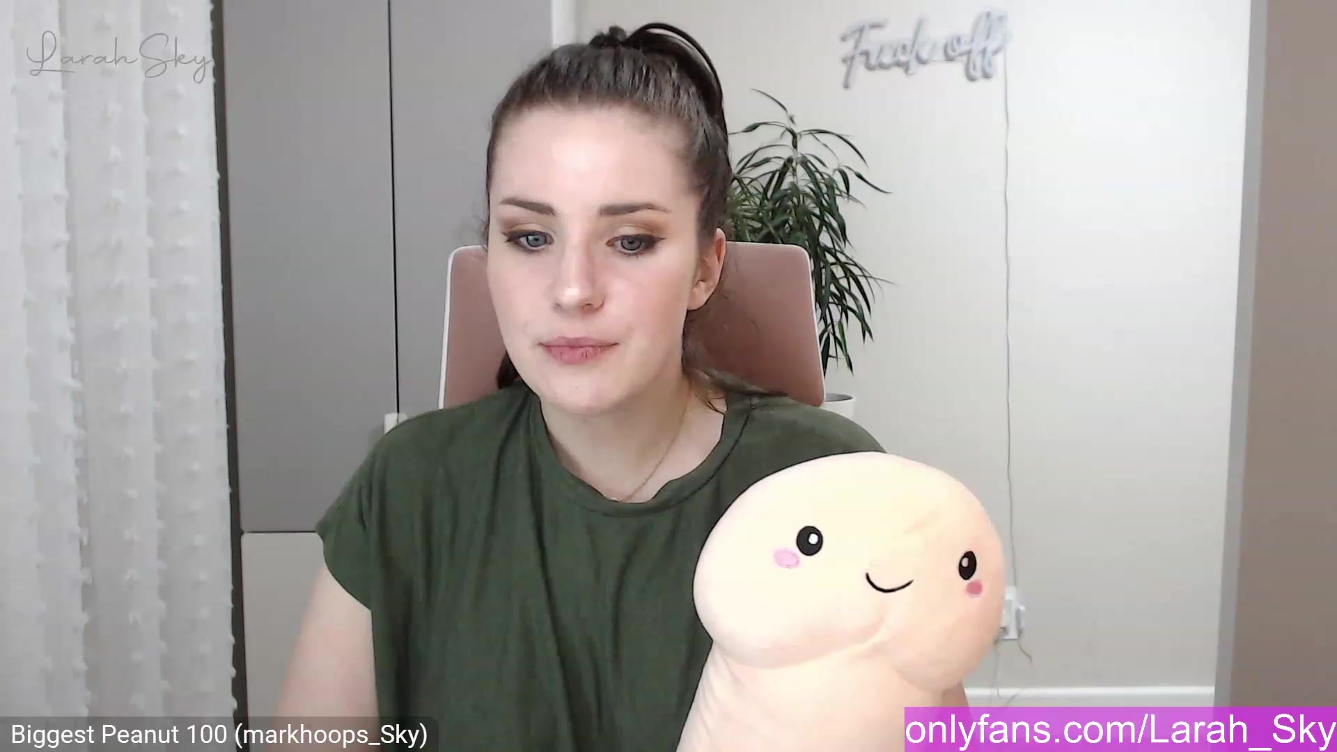 Gallery image thumbnail from Larah_Sky's myfreecams stream on, 12/30/2022, 22:30 image 6 of 20