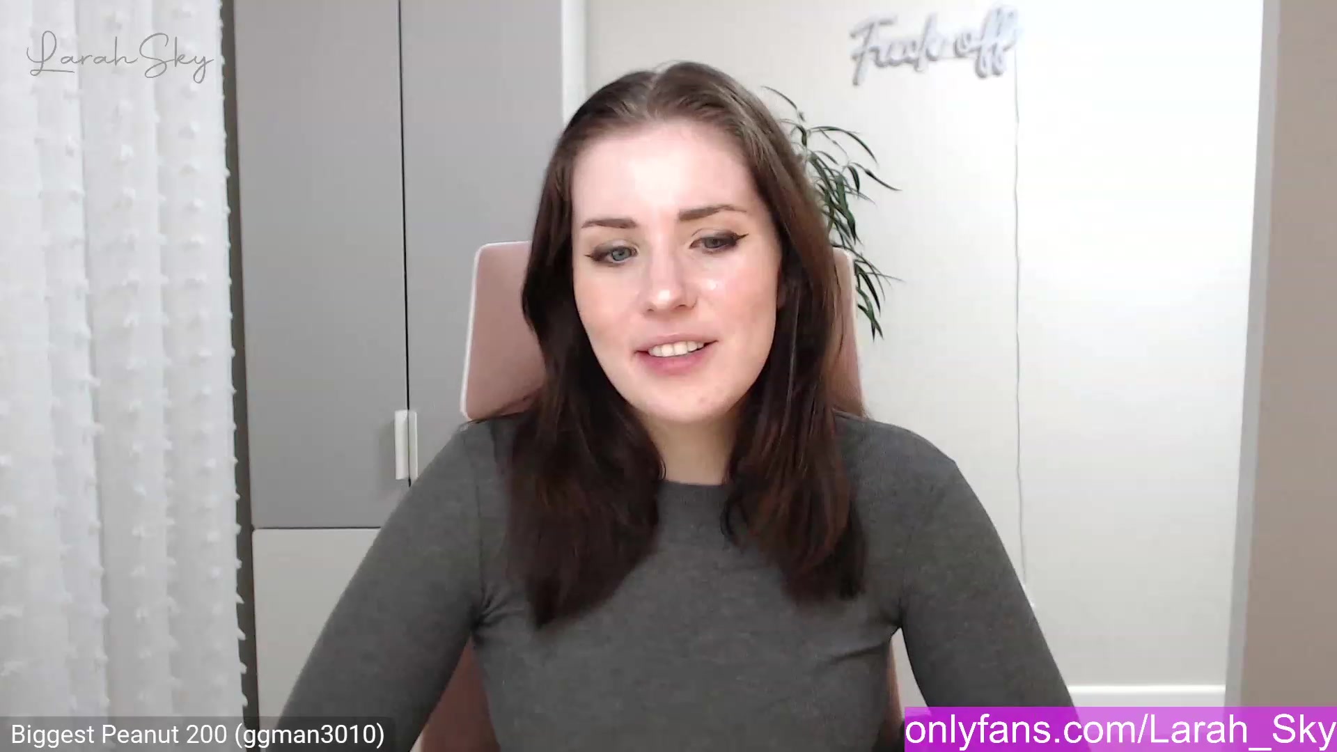 Gallery image thumbnail from Larah_Sky's myfreecams stream on, 01/01/2023, 23:37 image 8 of 20