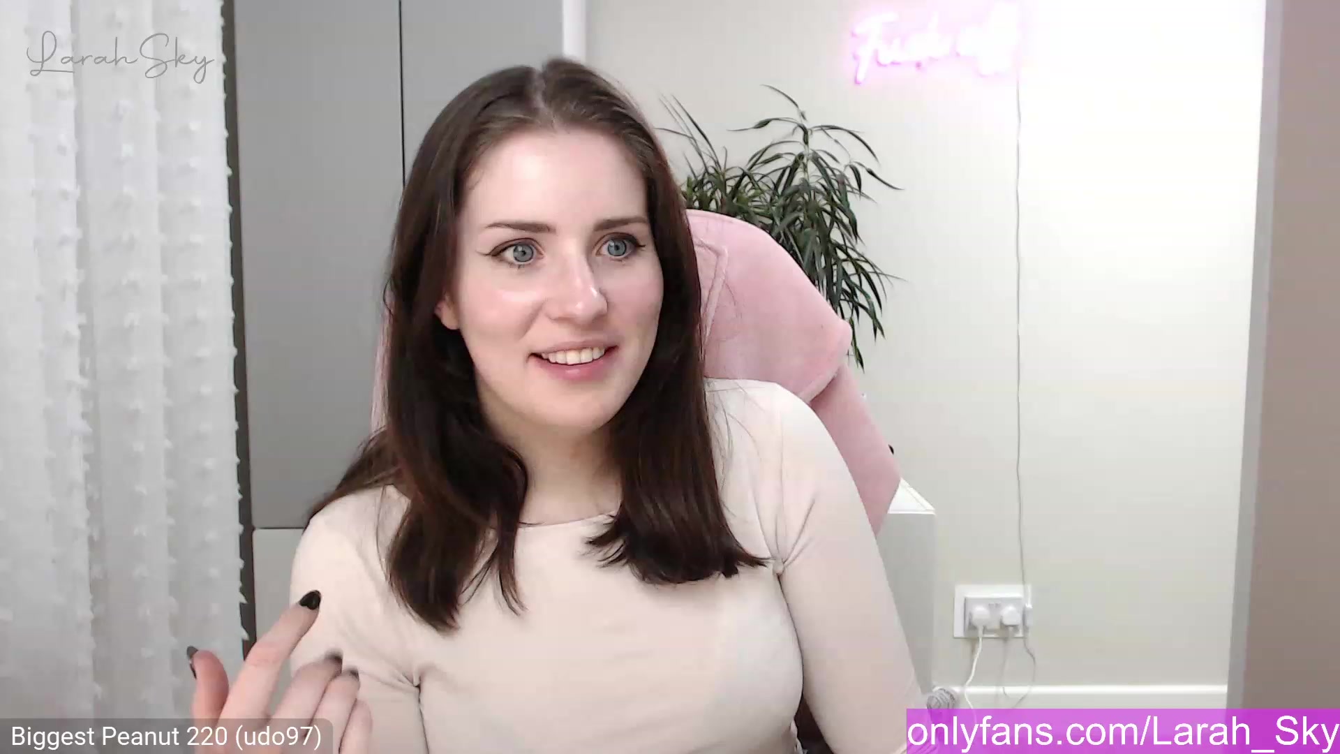 Gallery image thumbnail from Larah_Sky's myfreecams stream on, 01/03/2023, 24:04 image 15 of 20