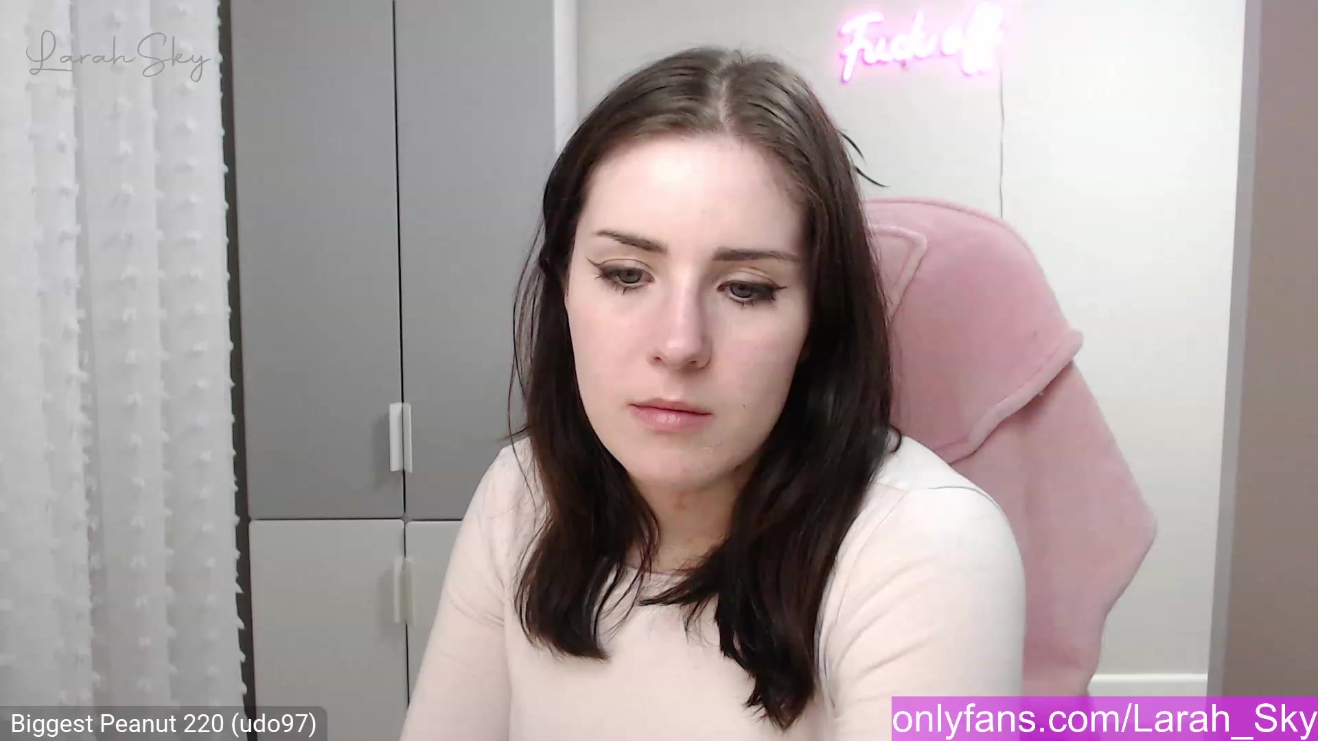 Gallery image thumbnail from Larah_Sky's myfreecams stream on, 01/03/2023, 24:04 image 4 of 20
