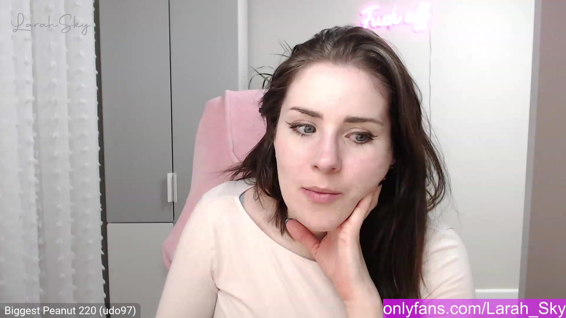 Gallery image thumbnail from Larah_Sky's myfreecams stream on, 01/03/2023, 24:04 image 6 of 20