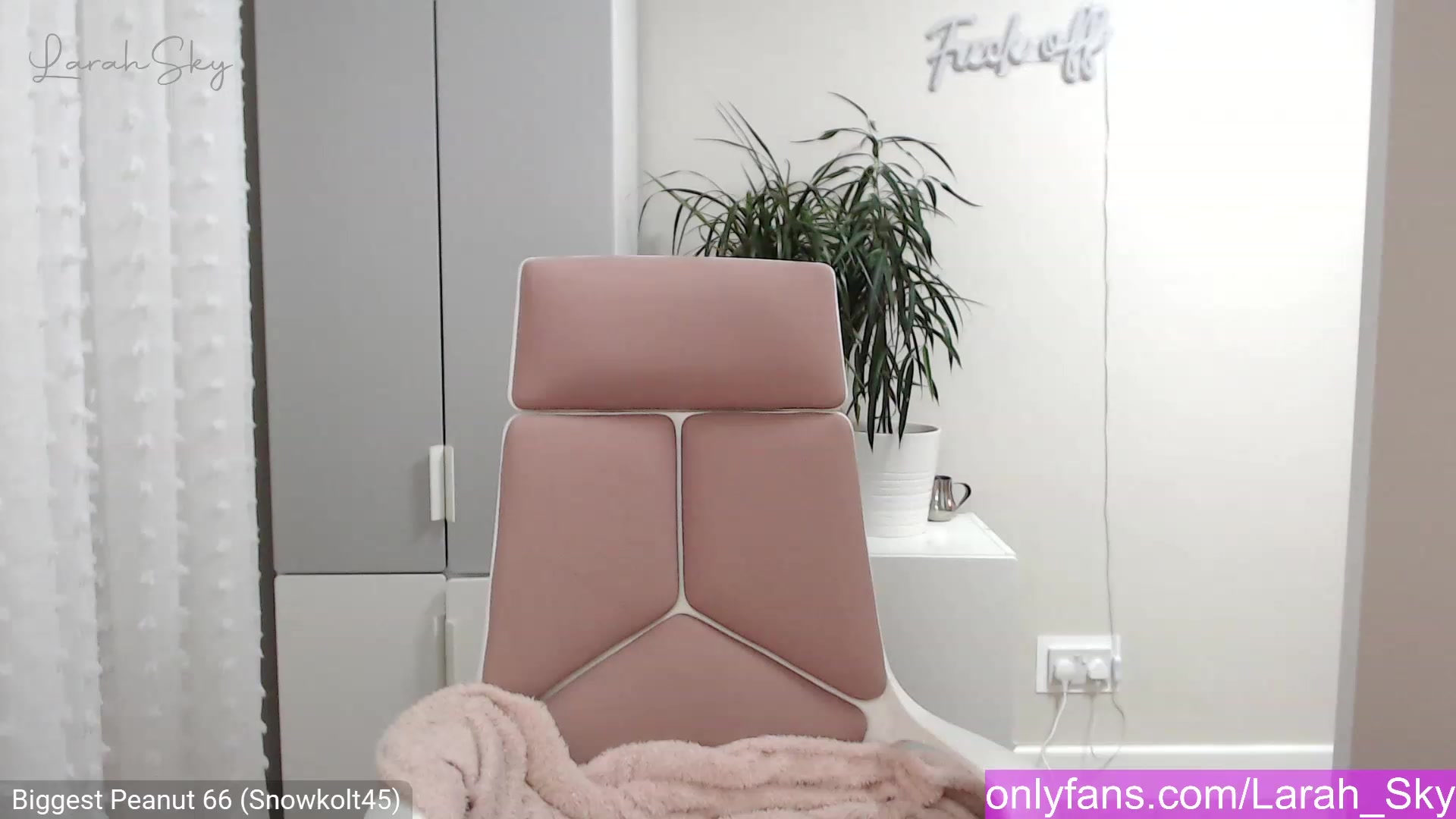 Gallery image thumbnail from Larah_Sky's myfreecams stream on, 01/03/2023, 22:08 image 4 of 20