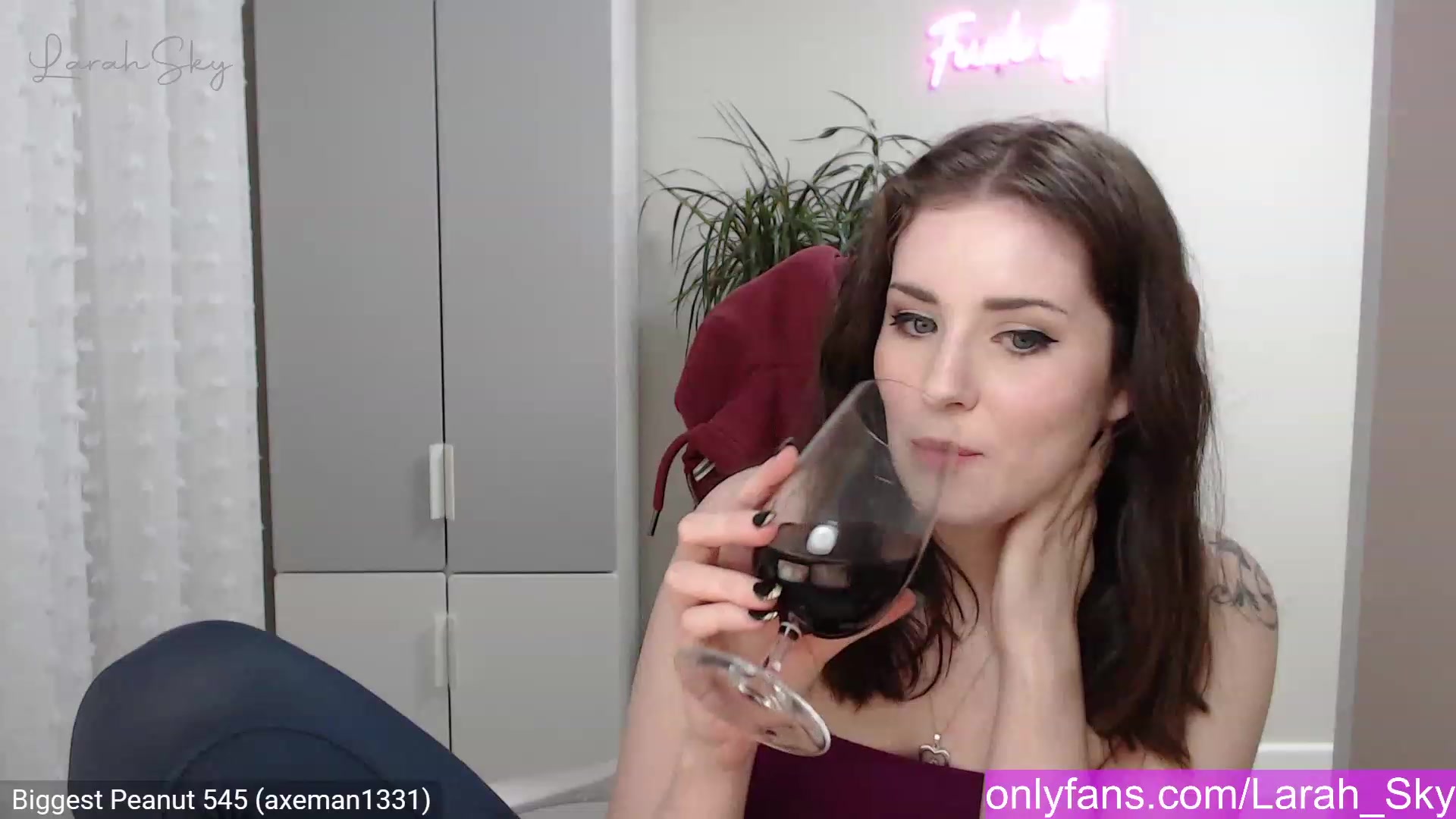 Gallery image thumbnail from Larah_Sky's myfreecams stream on, 01/06/2023, 24:30 image 13 of 20