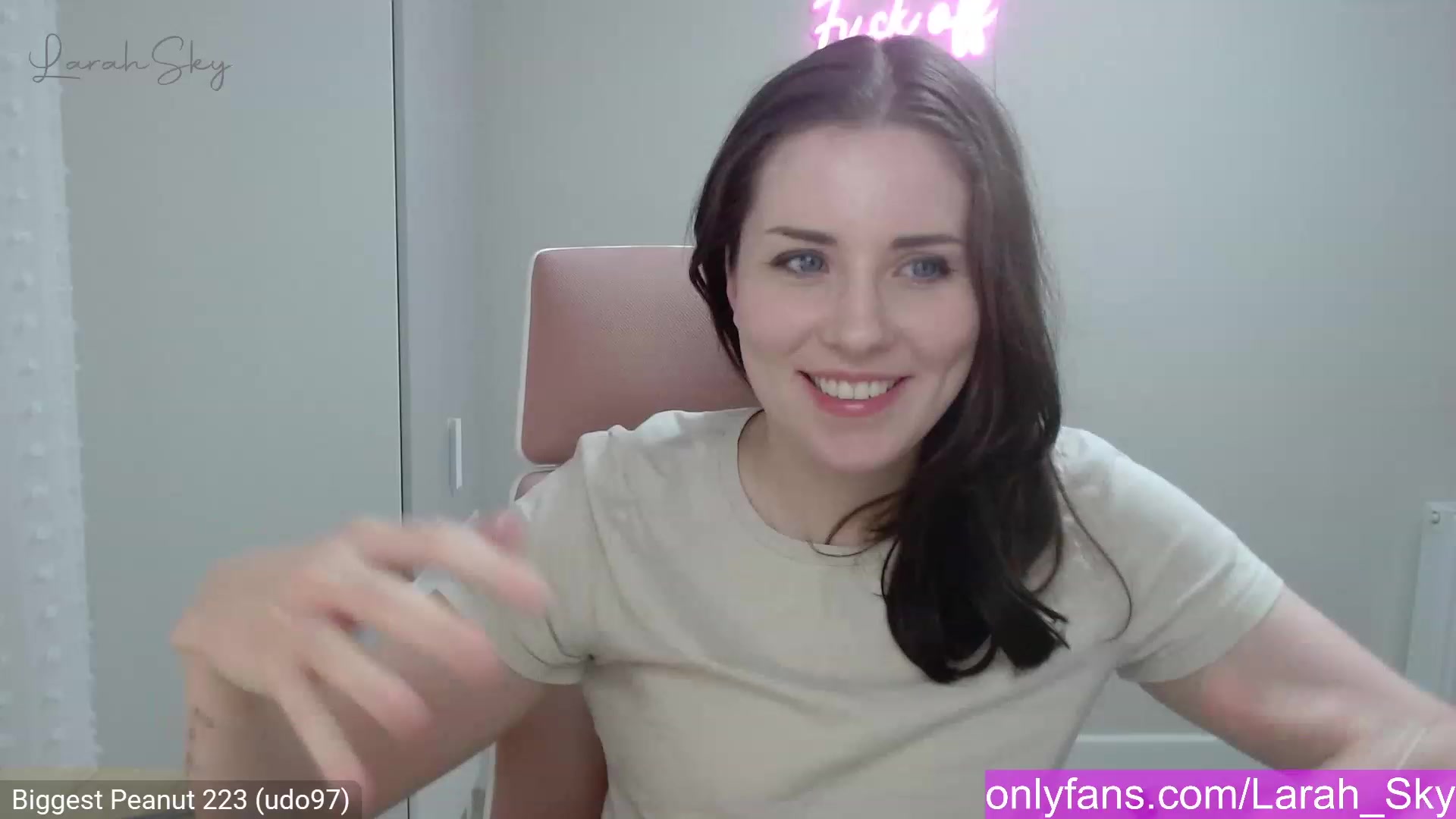 Gallery image thumbnail from Larah_Sky's myfreecams stream on, 02/07/2023, 22:40 image 10 of 20