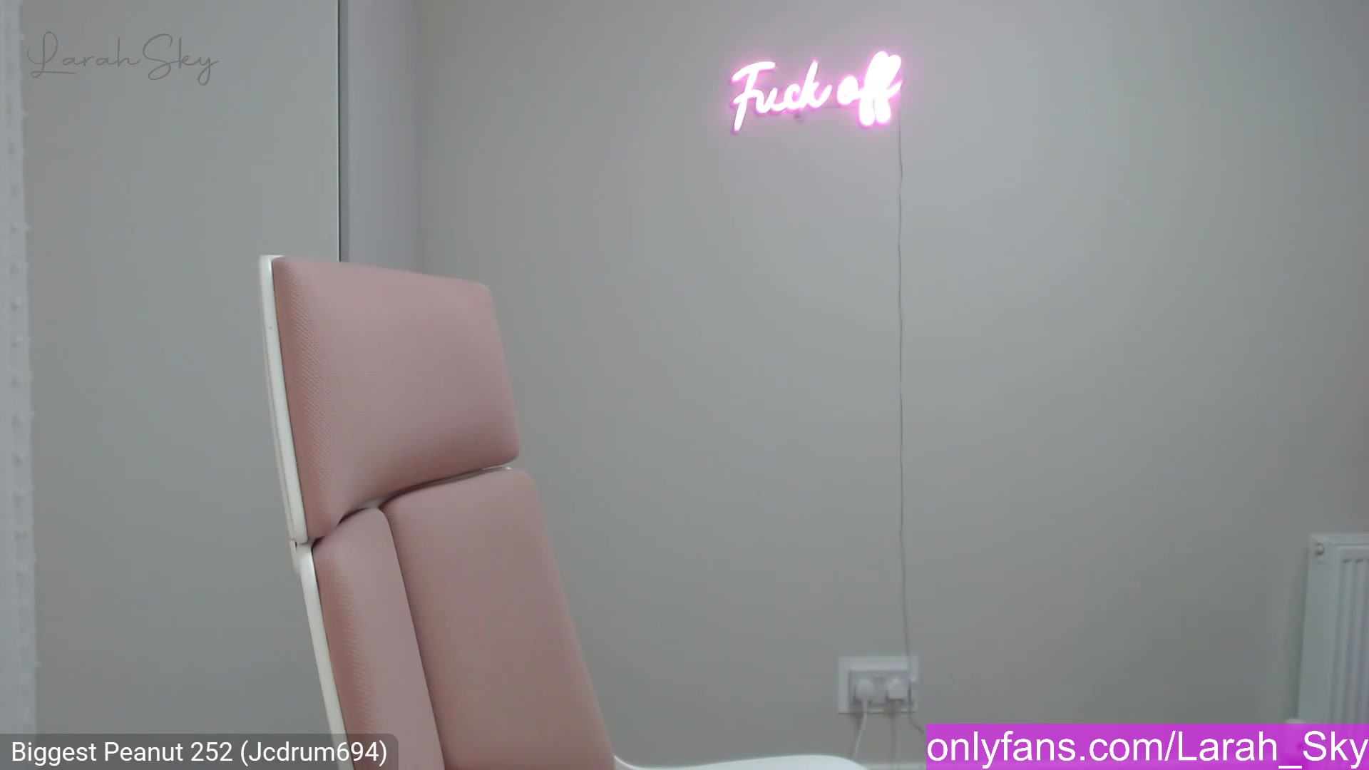 Gallery image thumbnail from Larah_Sky's myfreecams stream on, 02/12/2023, 23:32 image 19 of 20
