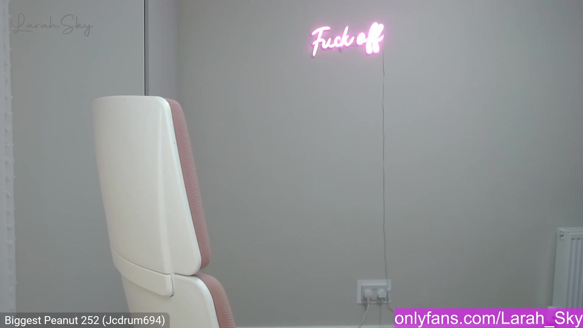 Gallery image thumbnail from Larah_Sky's myfreecams stream on, 02/12/2023, 23:56 image 9 of 20