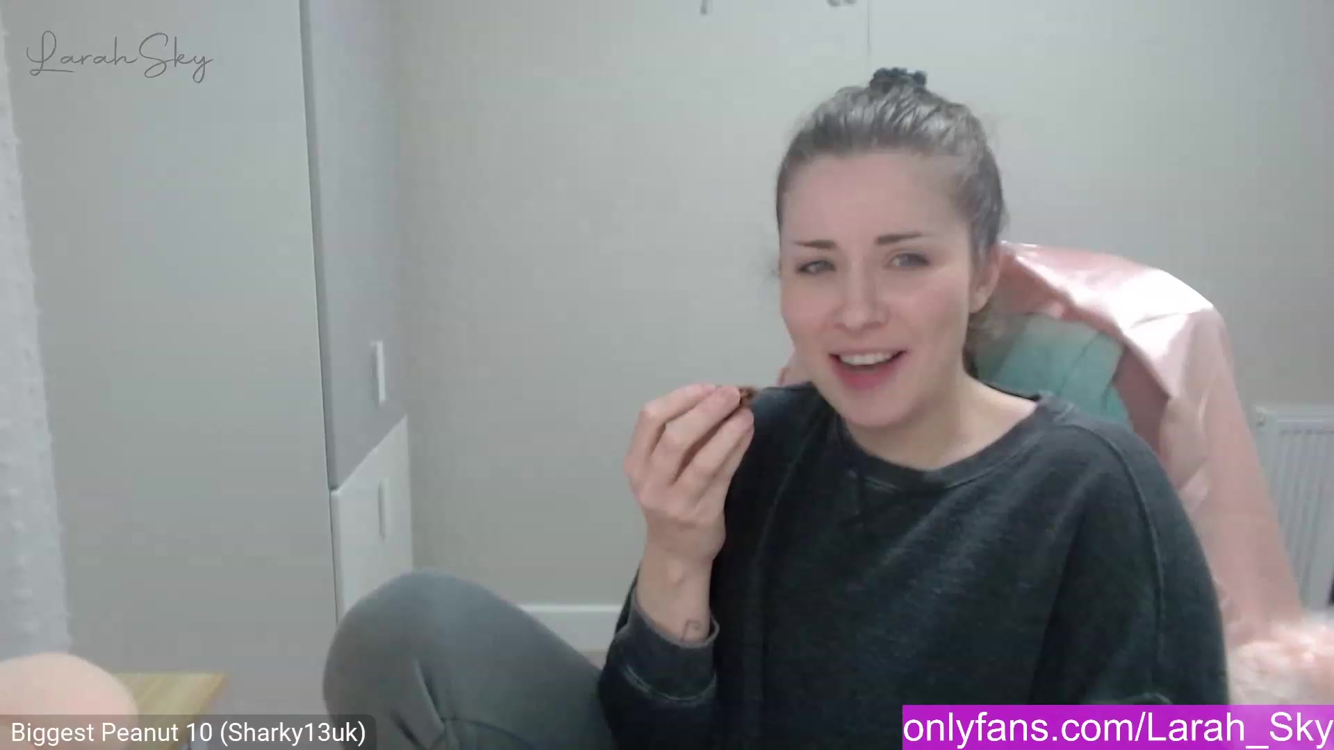 Gallery image thumbnail from Larah_Sky's myfreecams stream on, 02/17/2023, 23:14 image 3 of 20