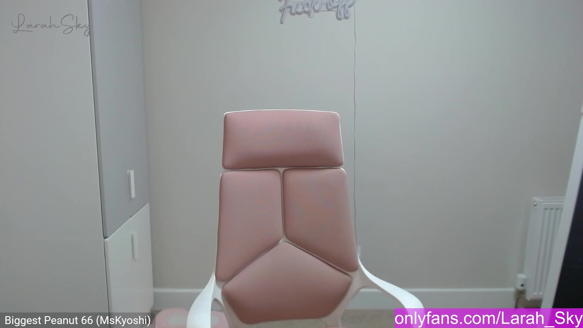Gallery image thumbnail from Larah_Sky's myfreecams stream on, 03/02/2023, 24:36 image 6 of 20