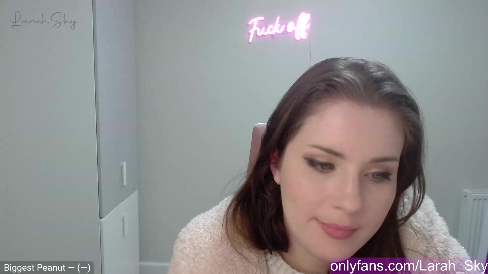 Gallery image thumbnail from Larah_Sky's myfreecams stream on, 03/12/2023, 23:27 image 3 of 20