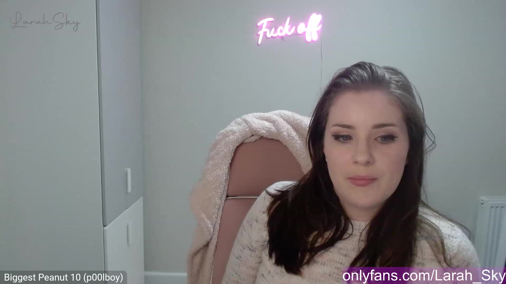 Gallery image thumbnail from Larah_Sky's myfreecams stream on, 03/12/2023, 23:27 image 9 of 20